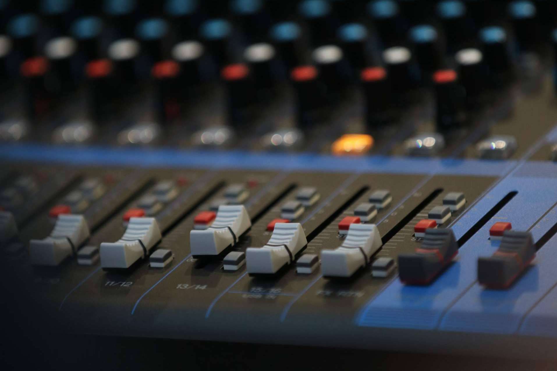 Escuchar, ver y conectar; proceso creativo en la traducción audiovisual
