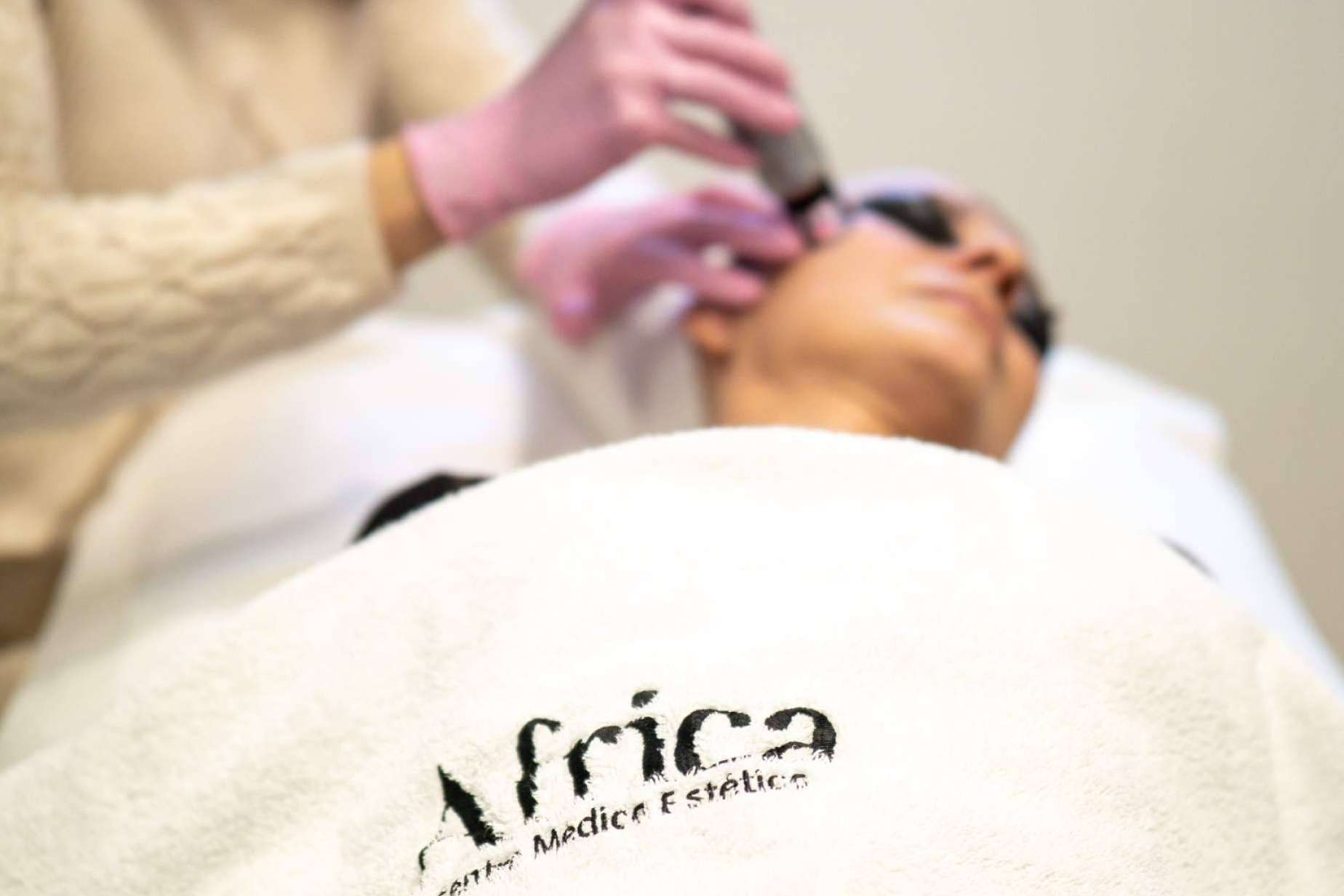 Tratamiento facial de autor rejuvenecedor, Glow-Lift, en Centro Médico Estético África