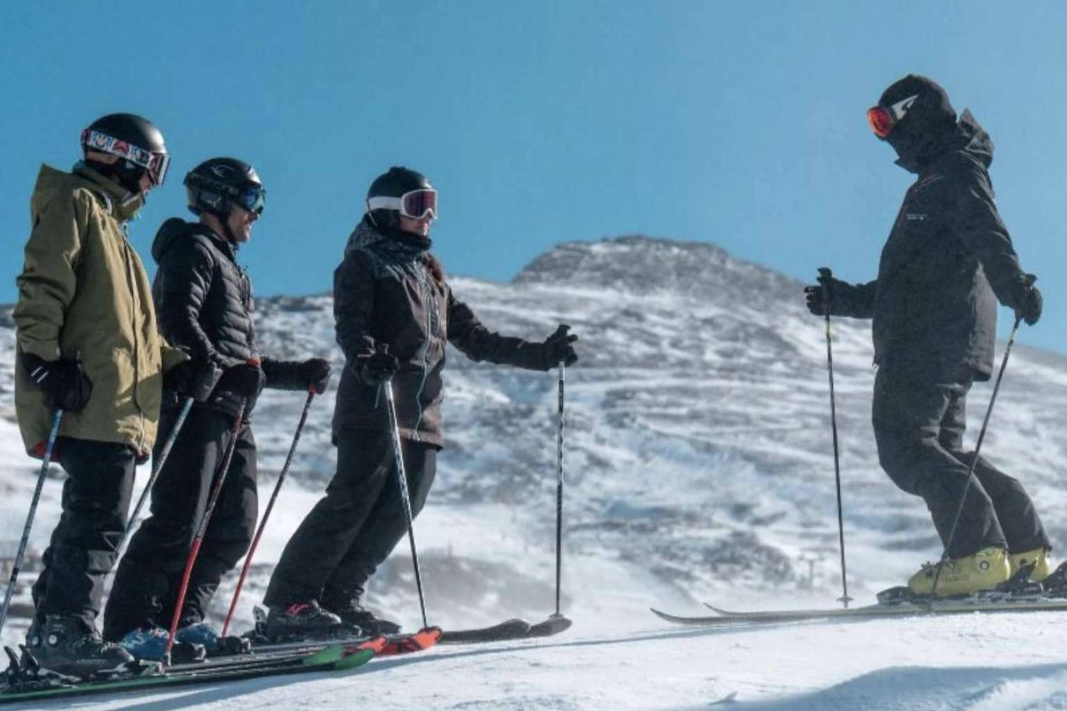 Este abril, las clases de esquí y snowboard en Sierra Nevada están de descuento