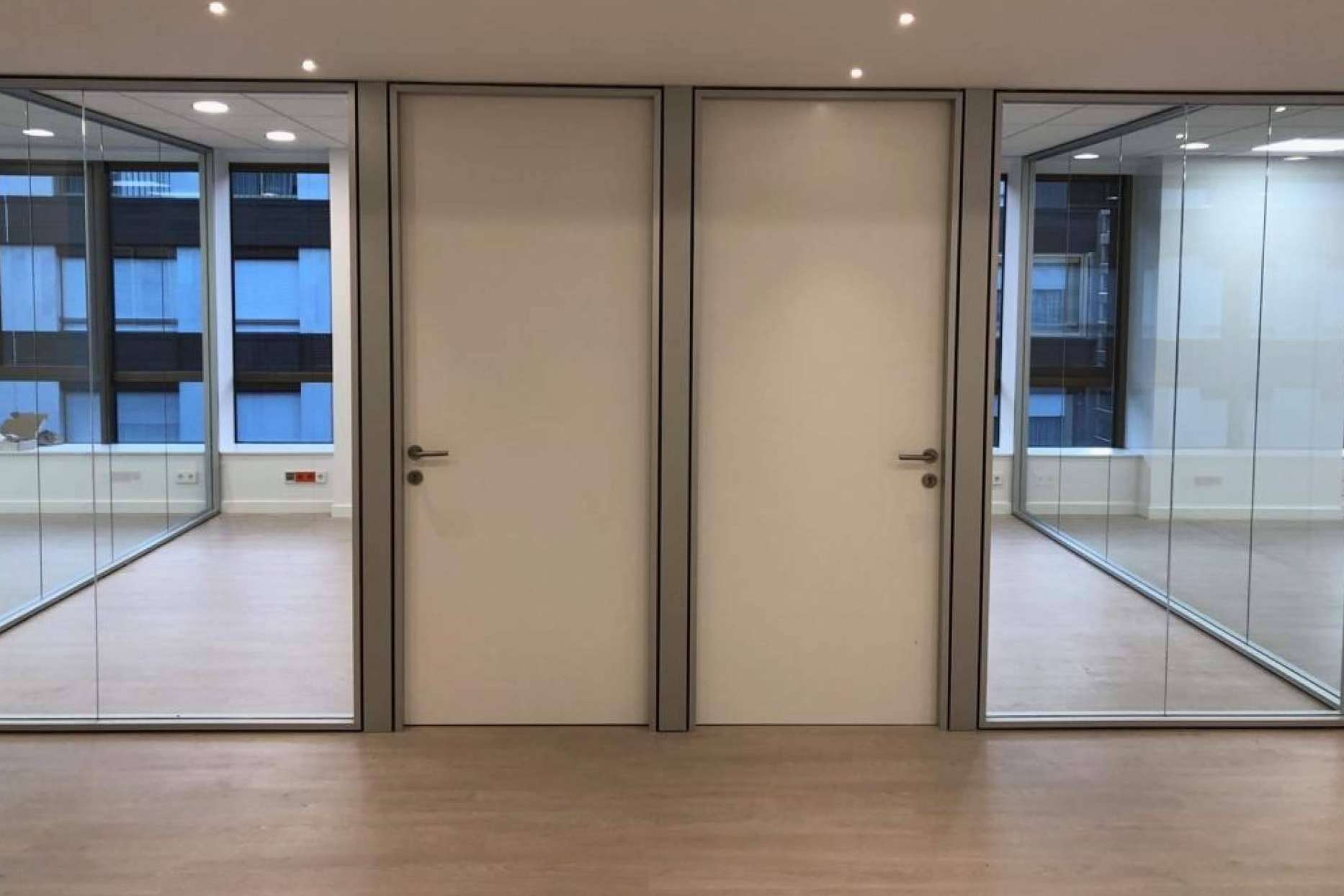 Instalación de mamparas de oficina en Madrid, de la mano de Protecnics Global