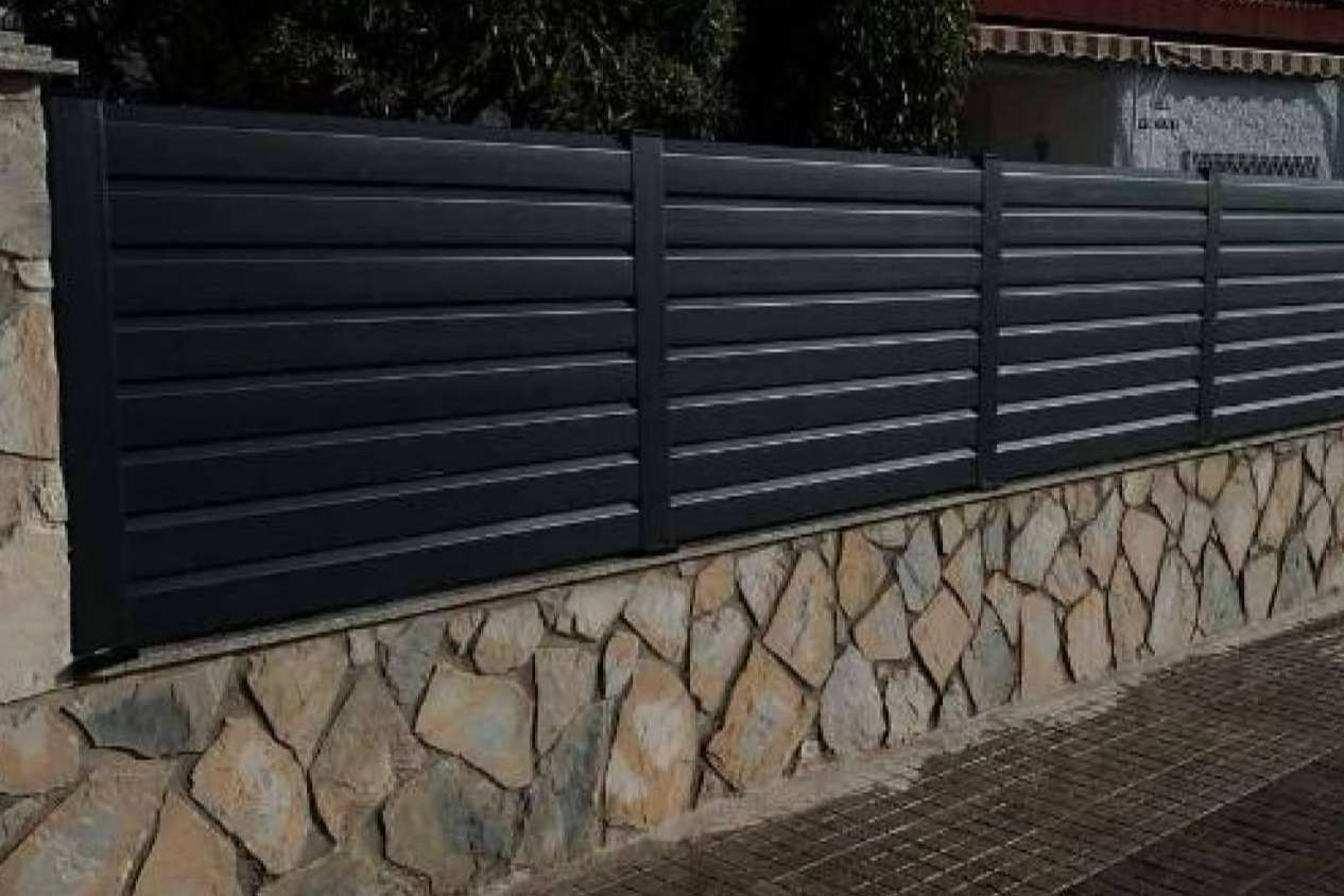 Seguridad y resistencia con las vallas PVC de AKOTADO