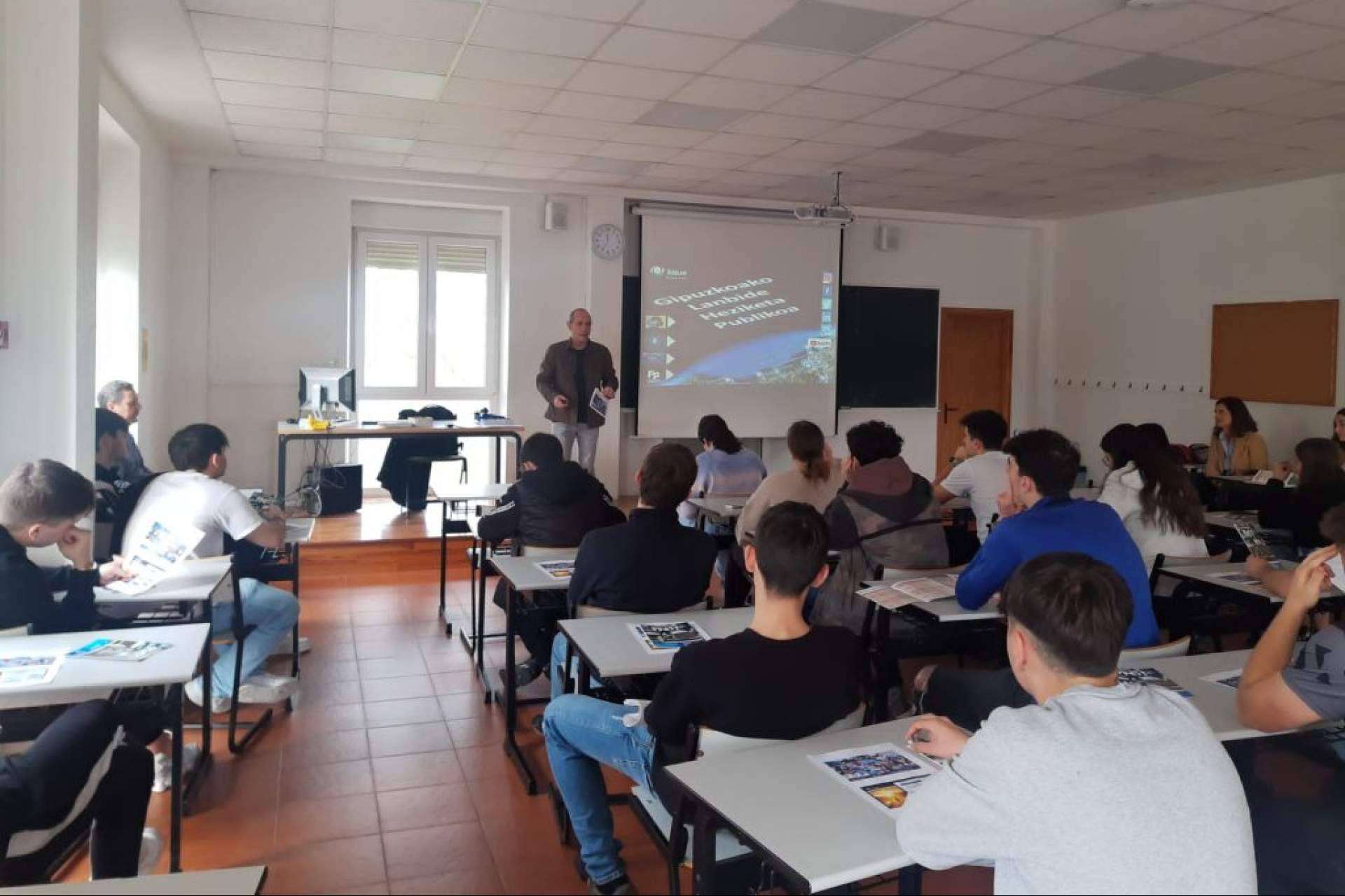 Conectando a los estudiantes con universidades y centros de formación profesional en Mundaiz