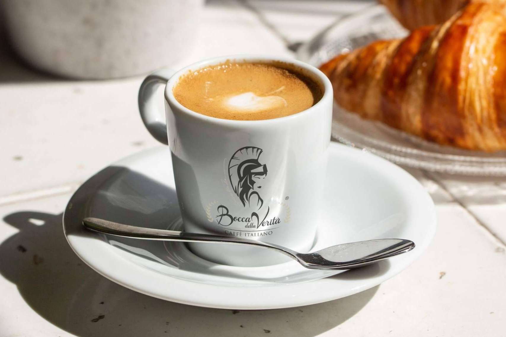 Disfrutar del sabor equilibrado y consistente de las mezclas de café de Caffè Italiano Bocca Della Verità