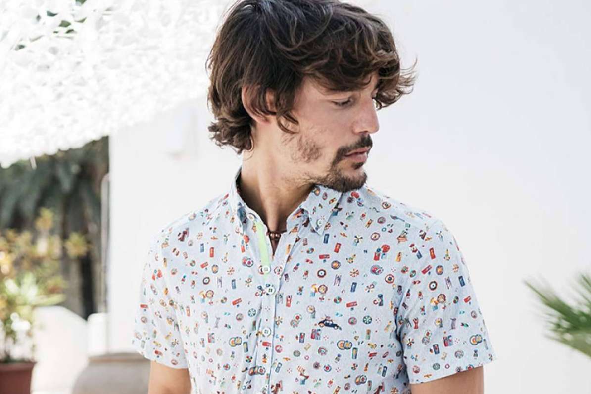 Combinar camisas estampadas para hombre con los modelos The Surfcar