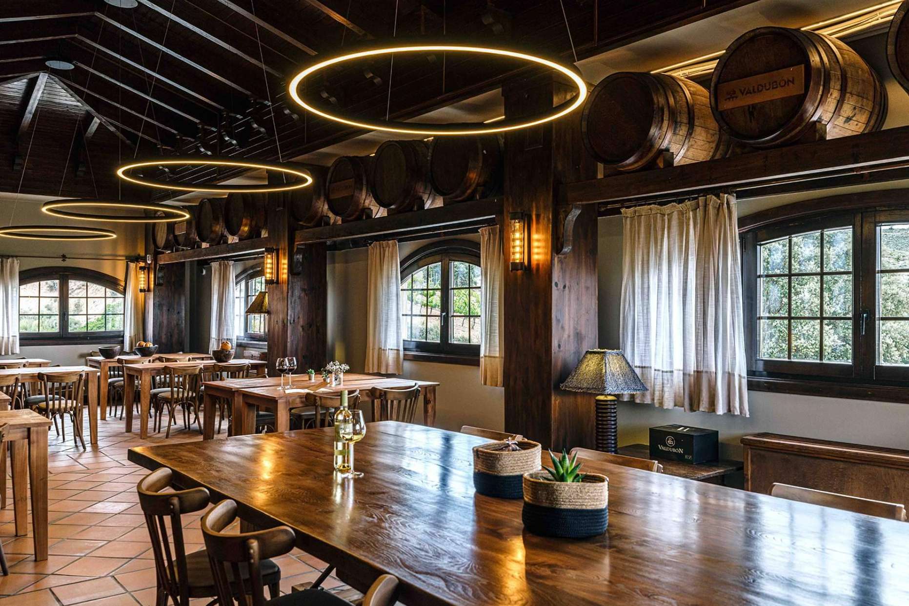 El servicio de interiorismo de bodegas y espacios de enoturismo de INDAStudio y sus principales ventajas