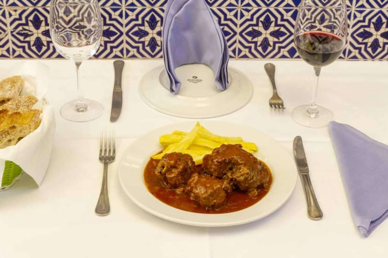 El restaurante madrileño Casa Ricardo destaca por ofrecer uno de los mejores rabos de toro de la ciudad