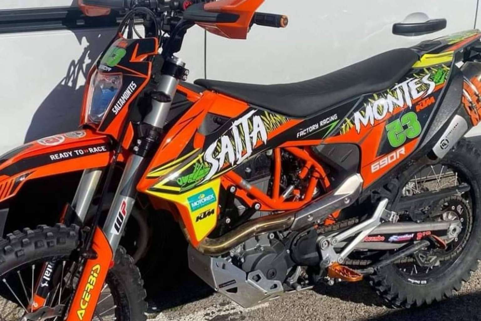 Un toque diferenciador a la motocicleta con ADHESIVOSEMBARRADOS