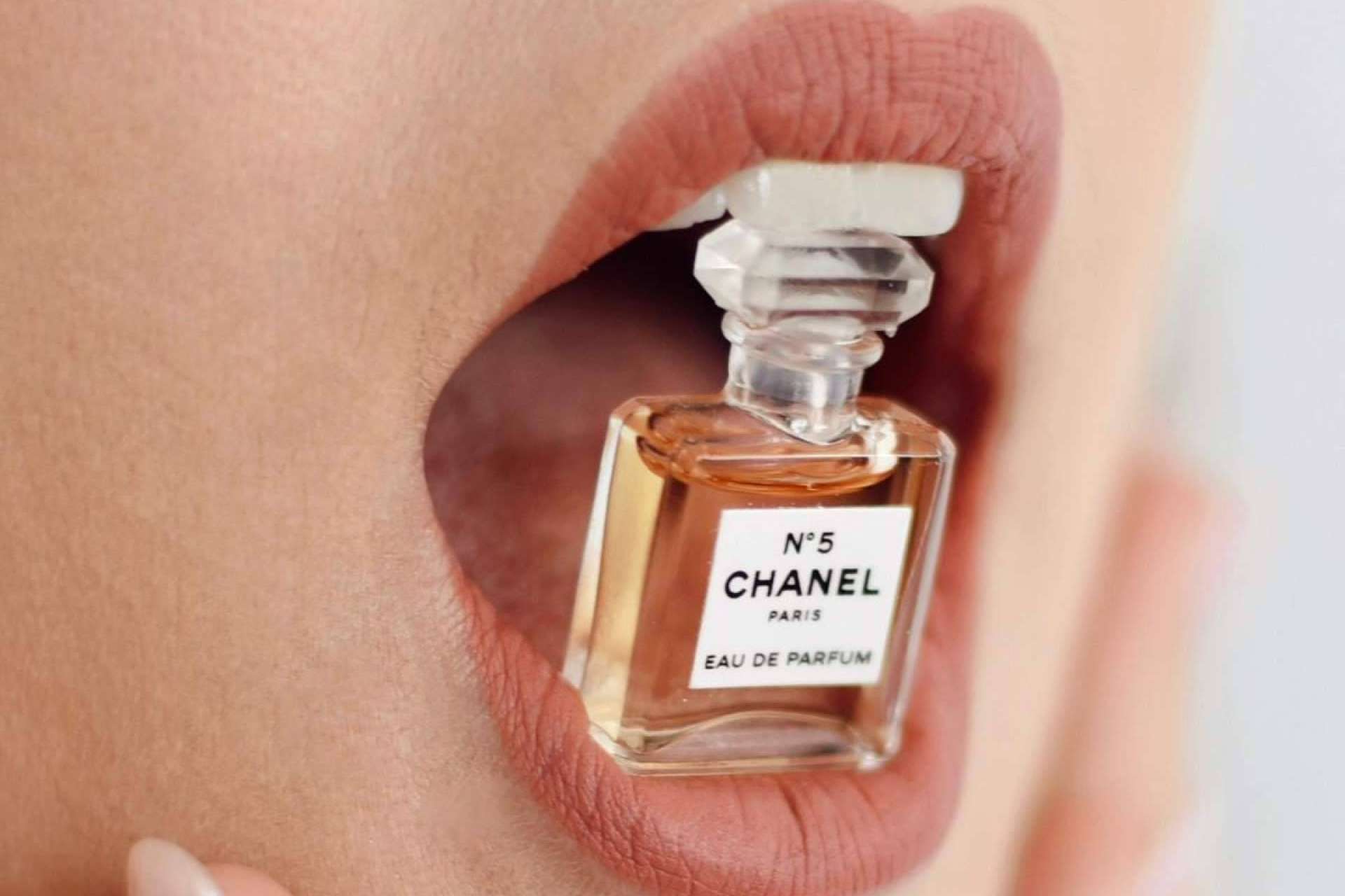 Amplia gama de perfumes de mujer disponibles en Perfumerías Laguna