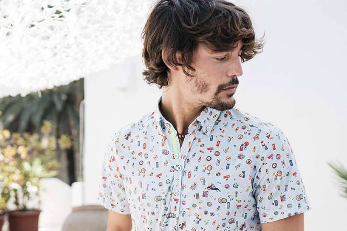 Surfcar, hombres frescos y elegantes con camisas de manga corta