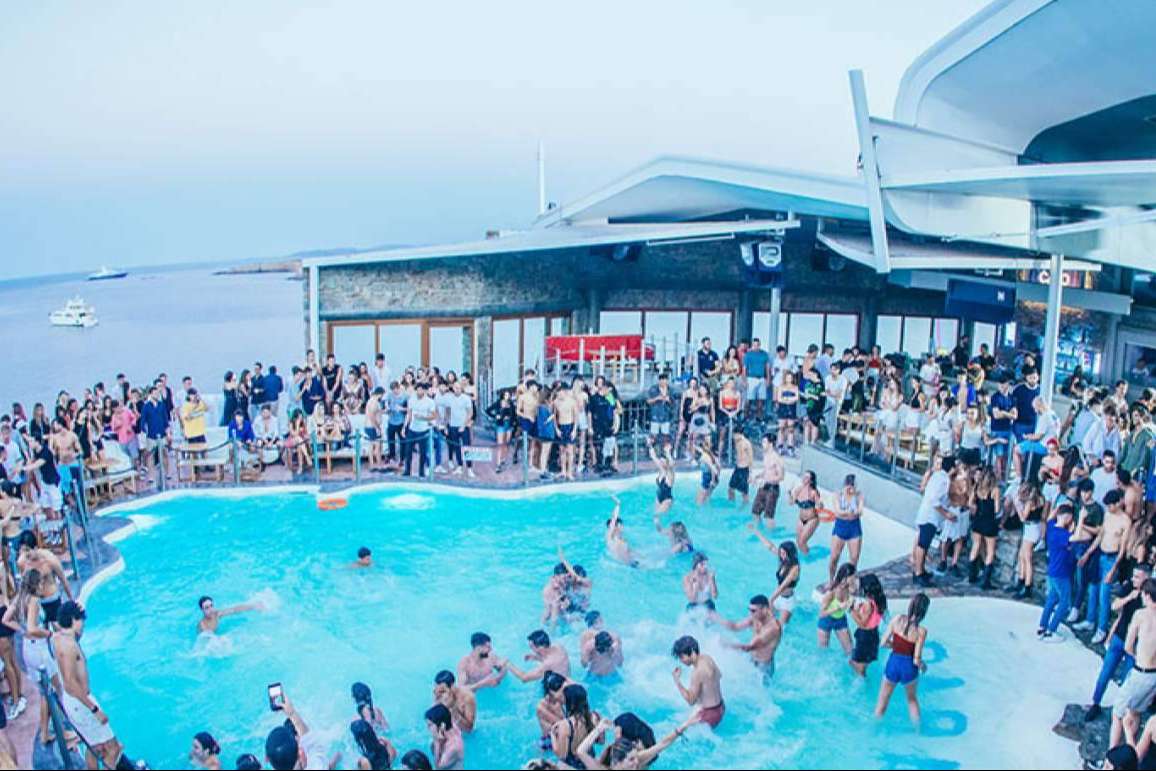 LuxGroup ofrece lujo y aventuras increíbles en los clubes de playa en Mykonos