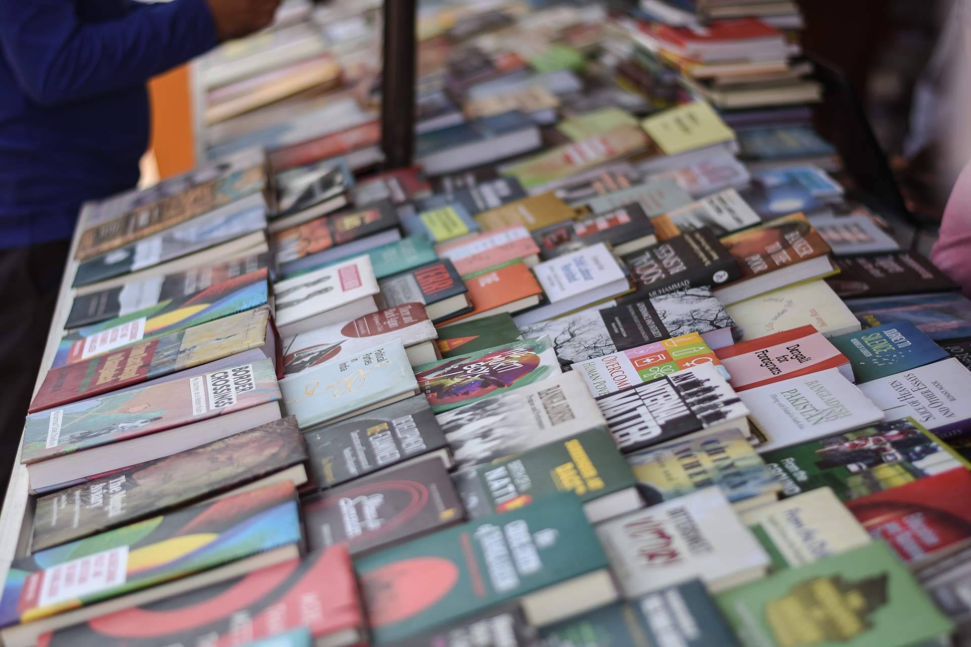 La caseta de la UNE recoge a los sellos de las editoriales universitarias y el sello edUPV presenta sus novedades