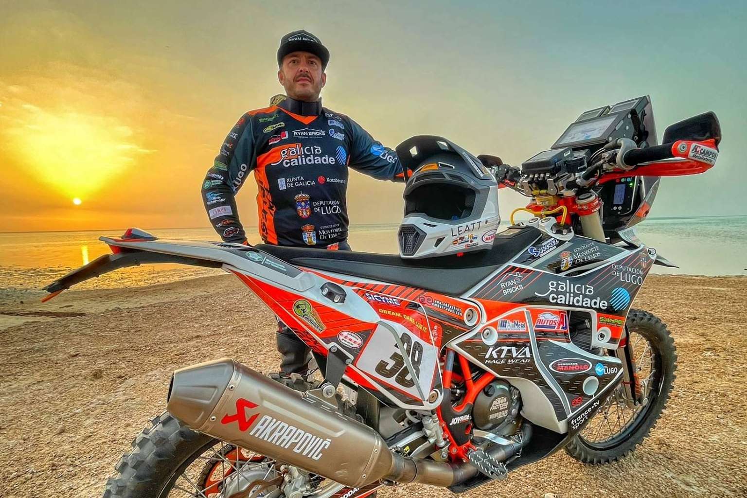 ADHESIVOSEMBARRADOS cuenta con un amplio catálogo de ropa de motocross personalizada