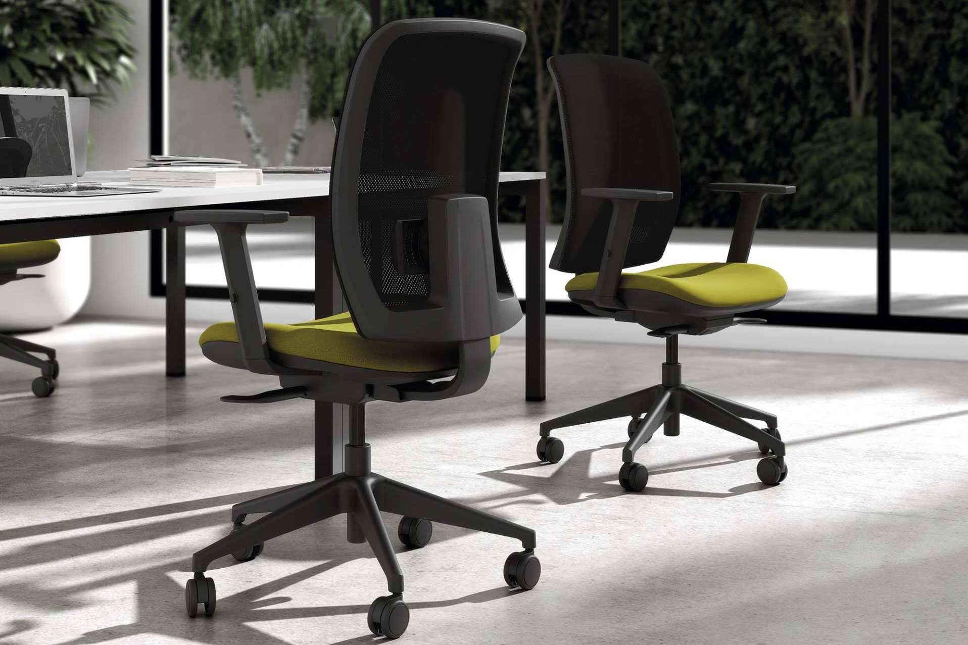 Ergonomía en la Oficina, cómo las sillas adecuadas pueden mejorar la productividad