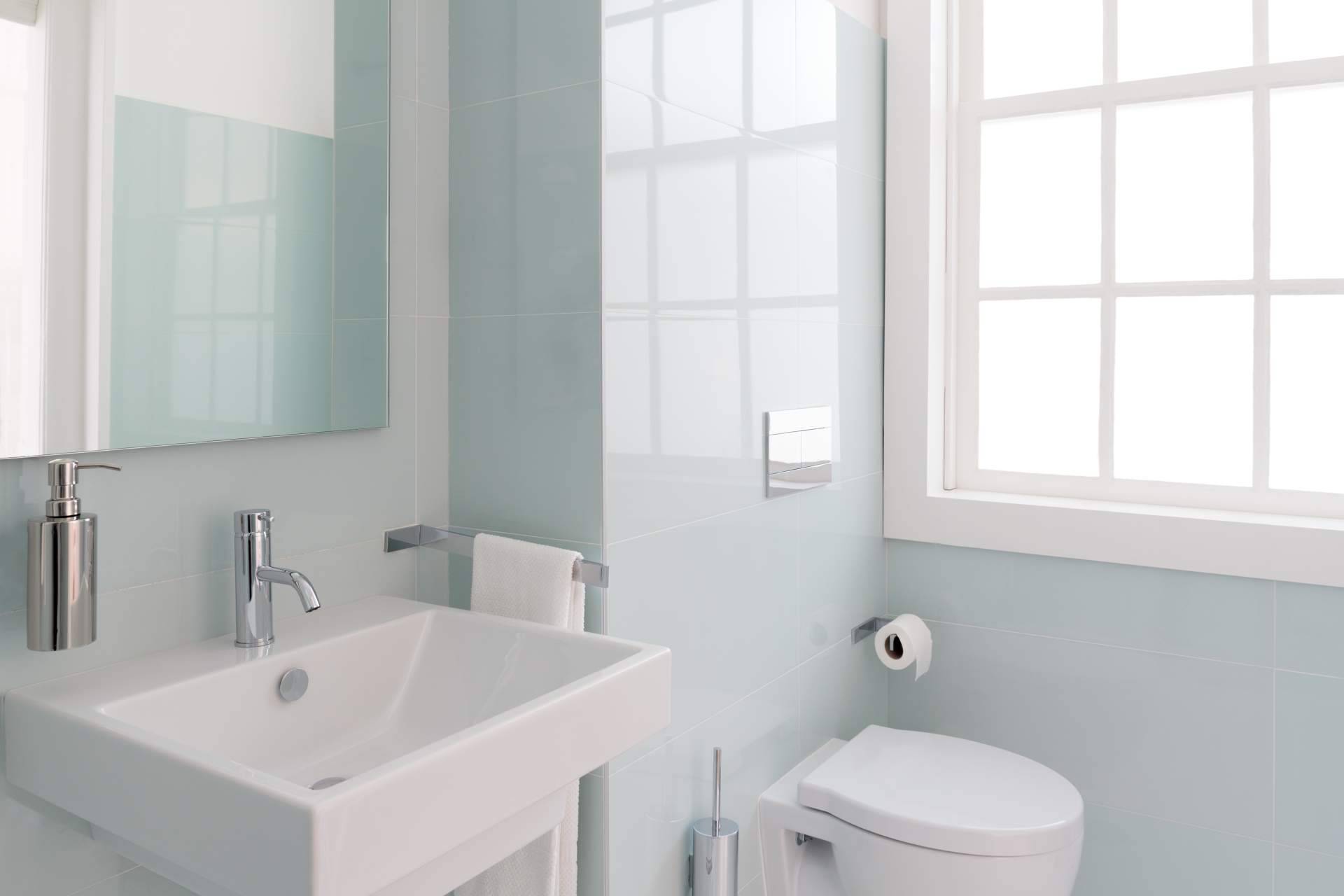 El asesoramiento de Bañoweb por WhatsApp permite escoger tapas para WC y otros artículos para baños