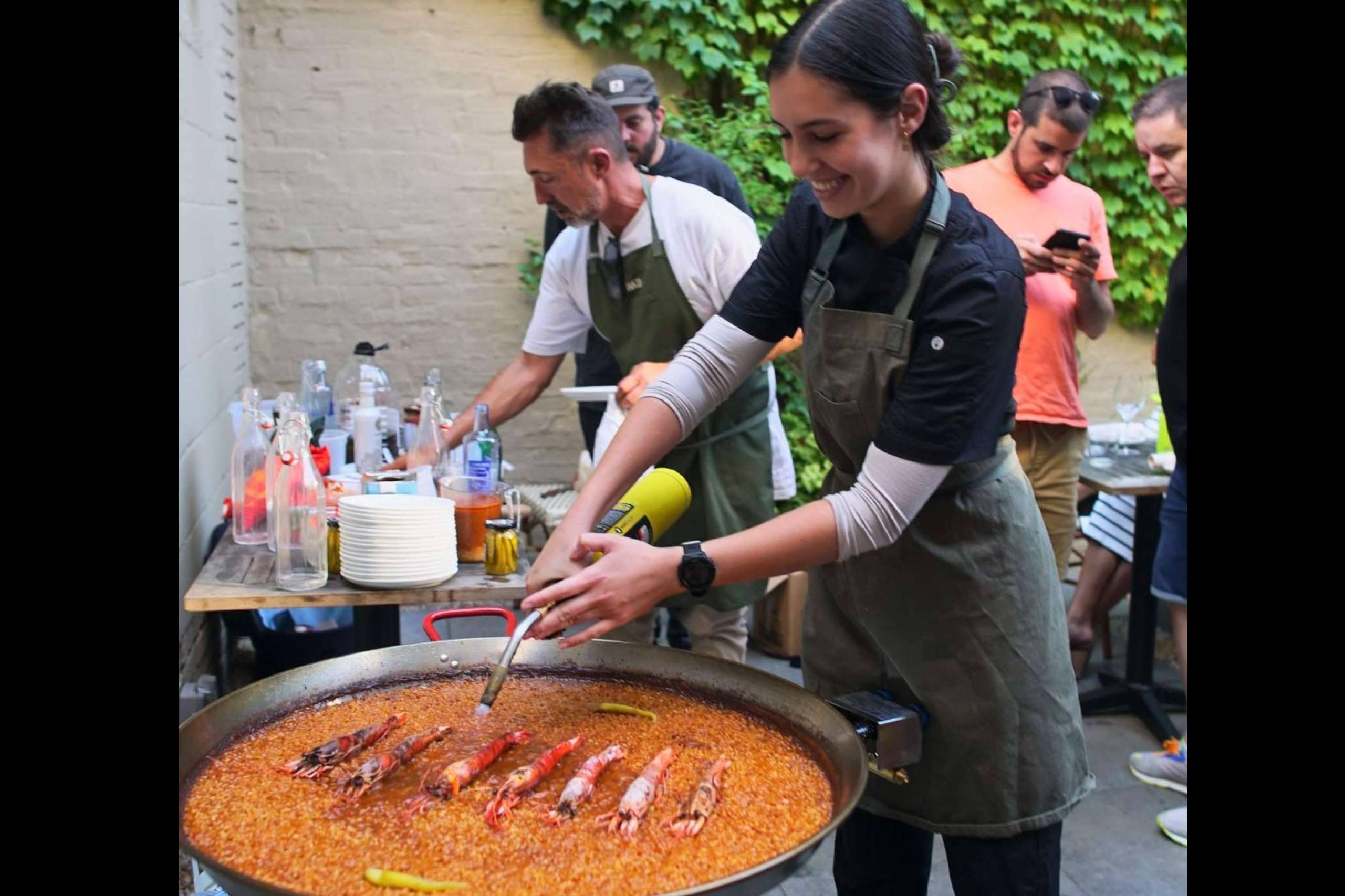 ¡La Paella de carabineros conquista los paladares de los neoyorquinos!  Edu Torres y José Andrés Revolucionan la Gran Manzana