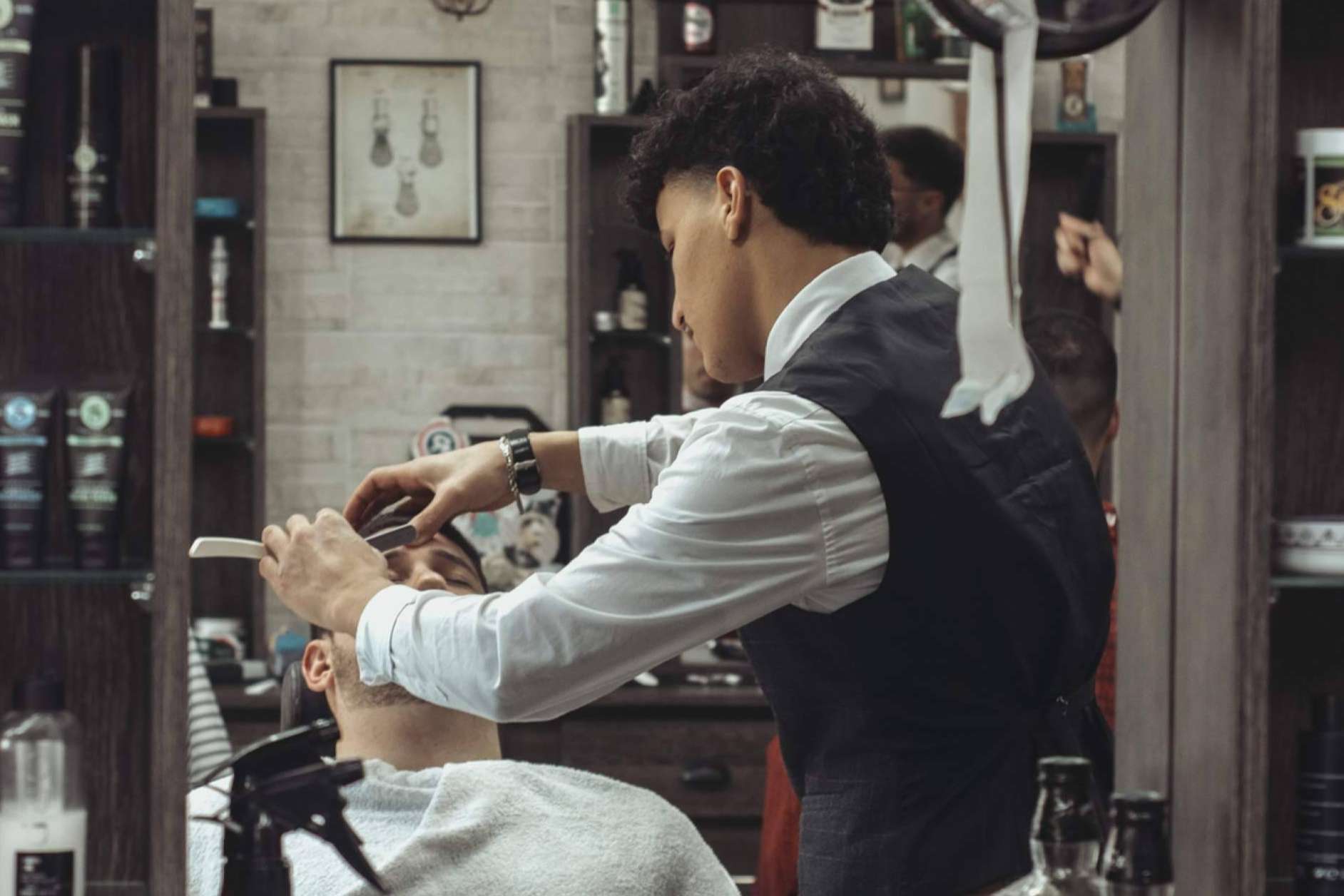 Yassine Revoluciona el Cuidado Masculino en El Cañaveral con Barbería Di Classe