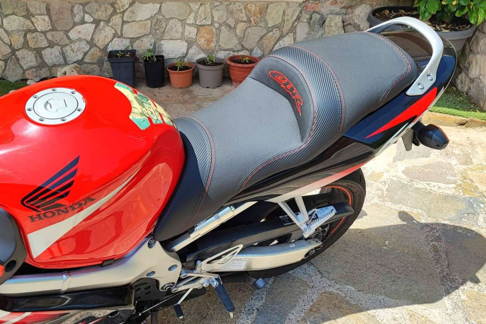 JM-Fundas ofrece la experiencia de viajar en verano con un asiento de moto confortable y ergonómico