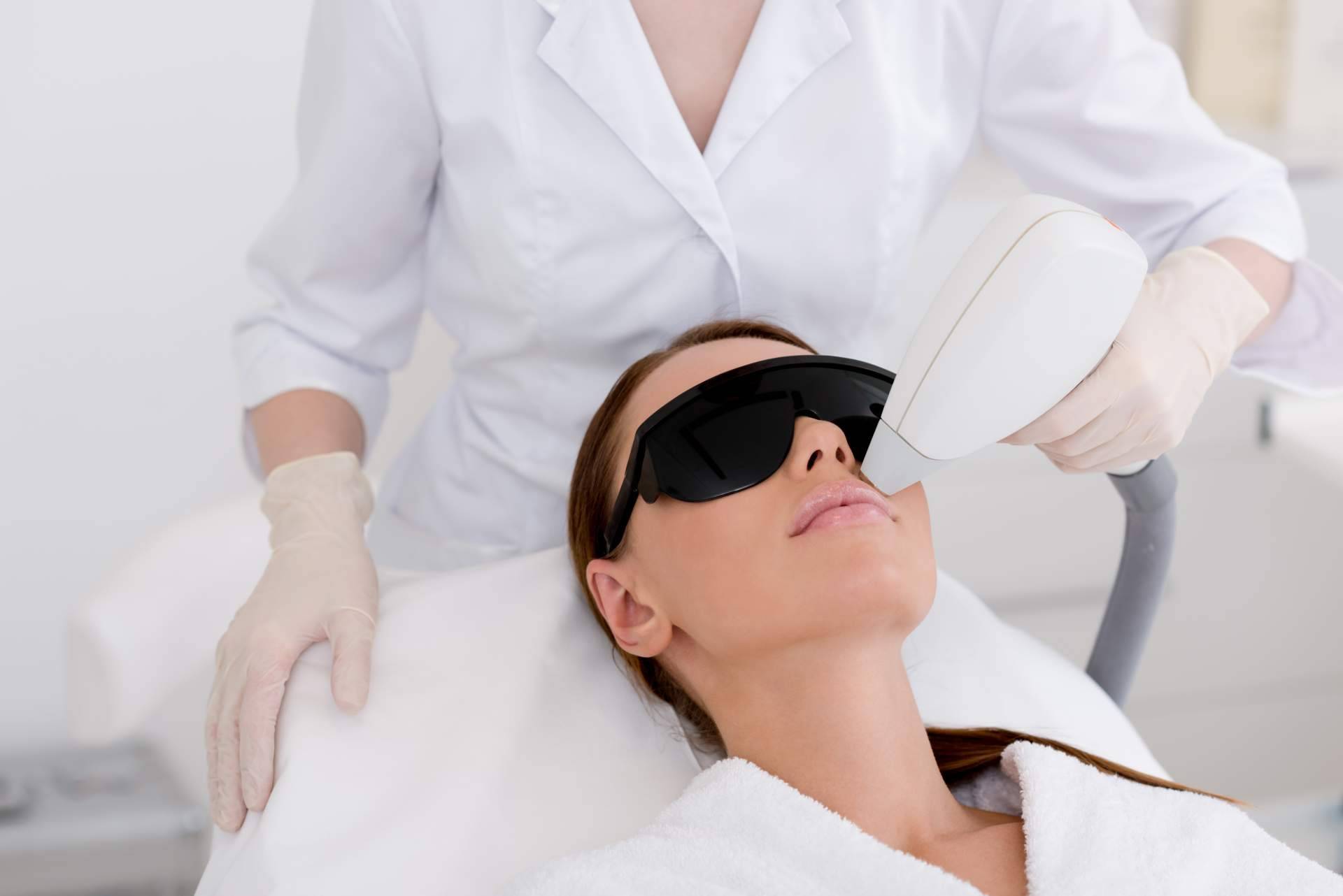 Centro Estética El Pilar ofrece tratamiento para eliminar marcas del acné con láser