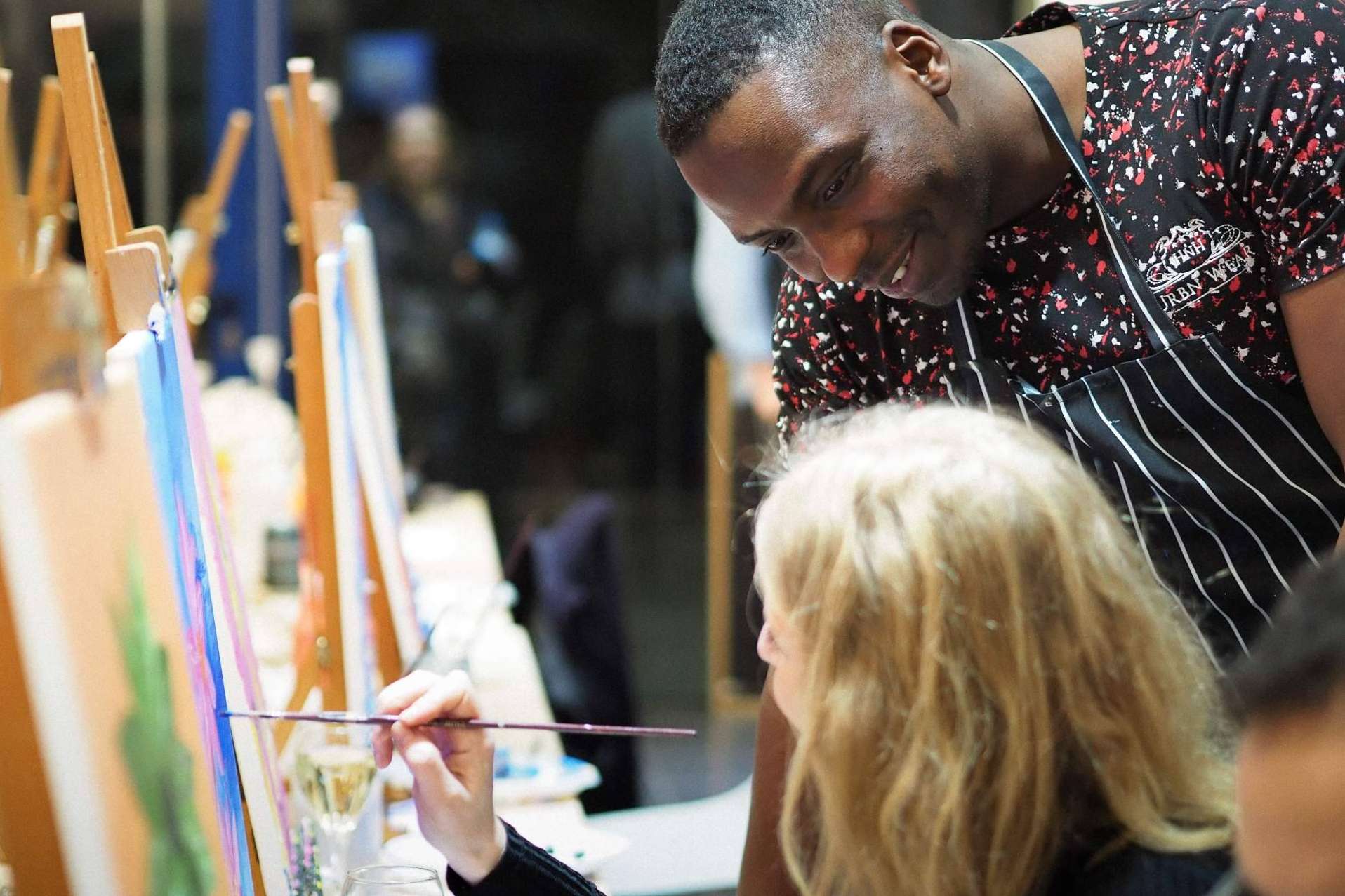 Disfrutar de la experiencia de vino y pintura en Barcelona con Art&Wine