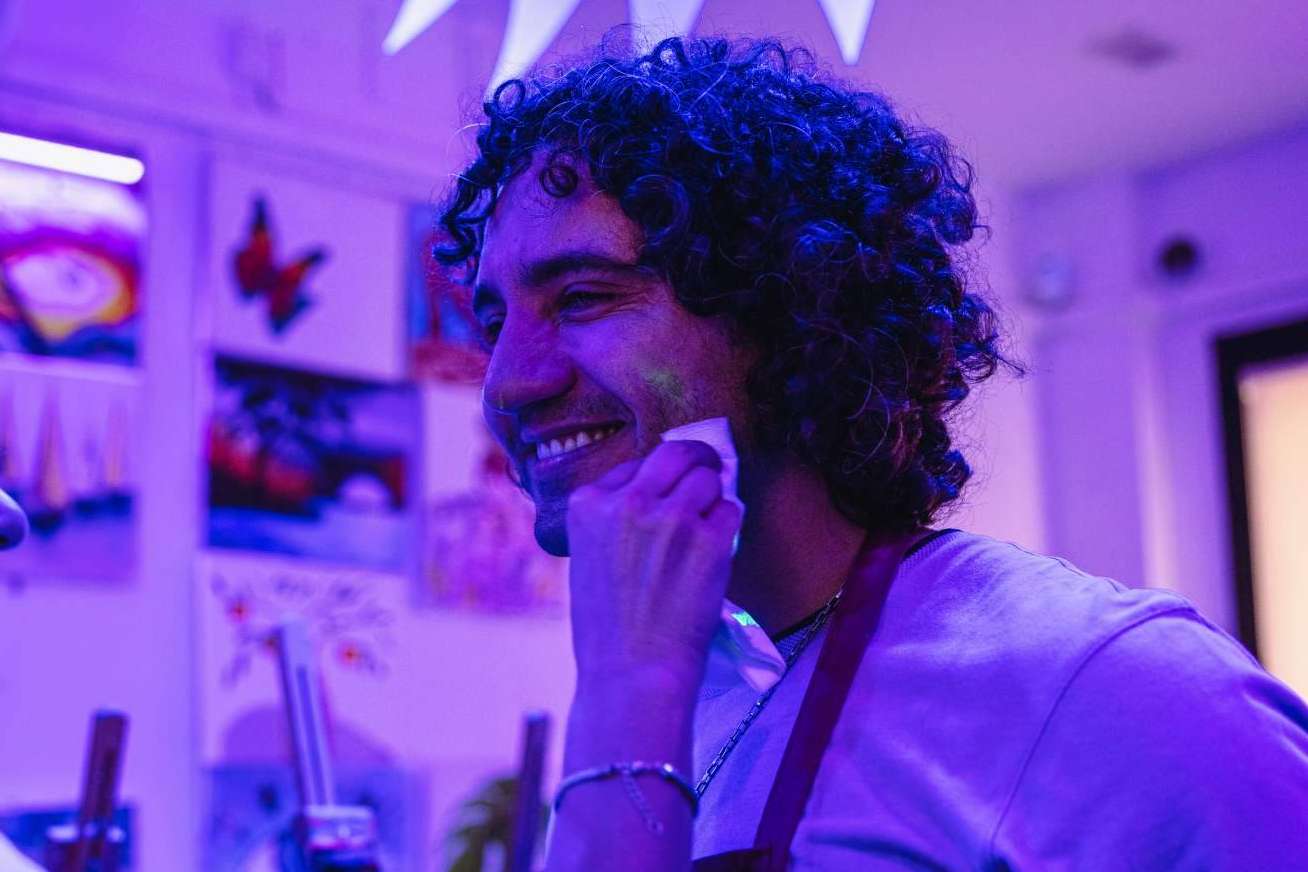 Vivir la experiencia de pintar un cuadro acompañado de una copa de vino en Art & Wine
