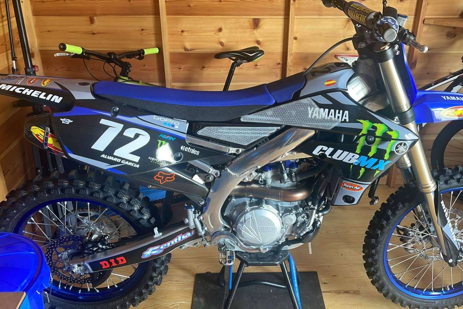 Los nuevos diseños de kits de adhesivos de moto de ADHESIVOSEMBARRADOS permiten renovar la apariencia del vehículo