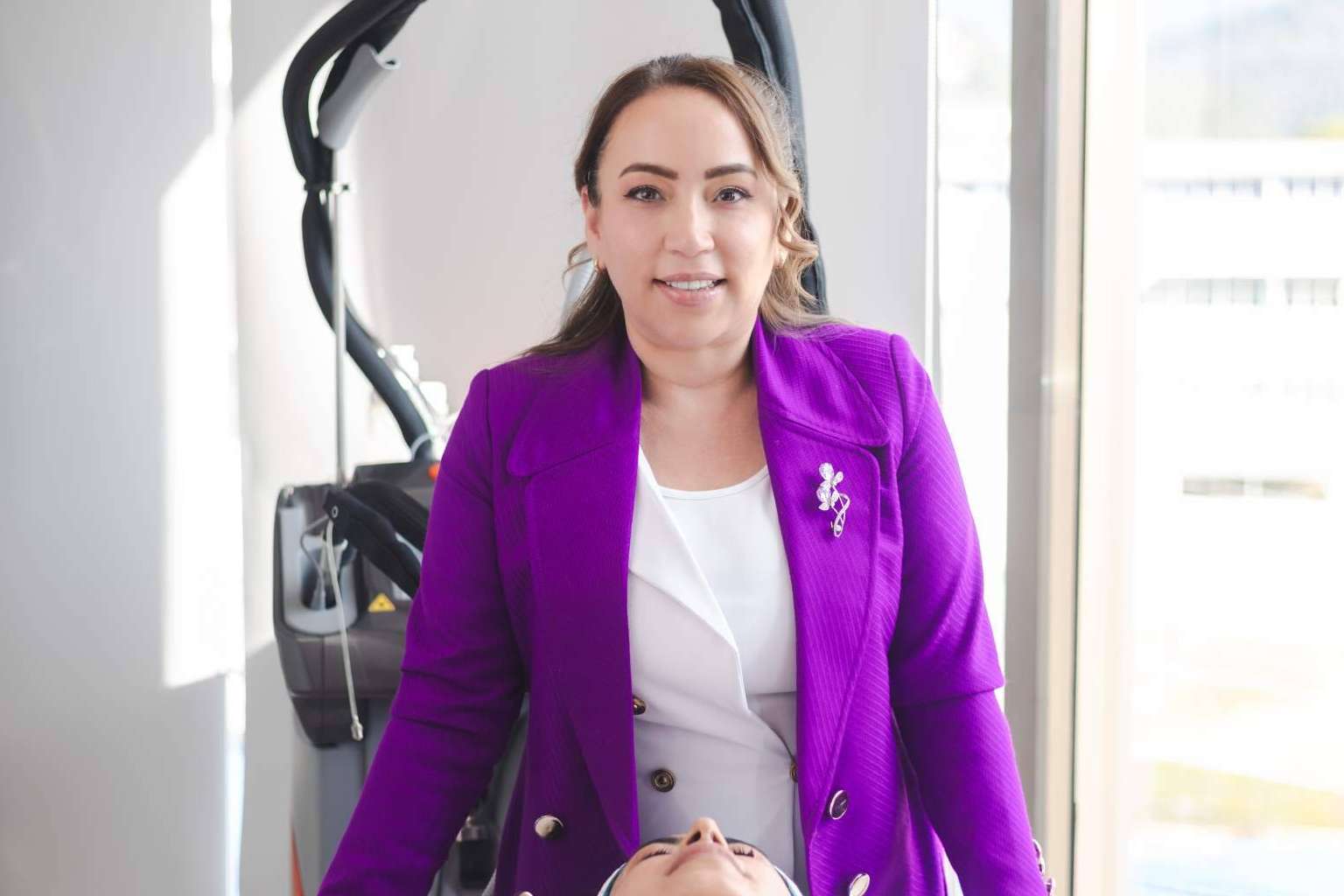 Acné hormonal como consecuencia del síndrome del ovario poliquístico y el exceso de vitamina B12, por la Dra. Janeth Arévalo
