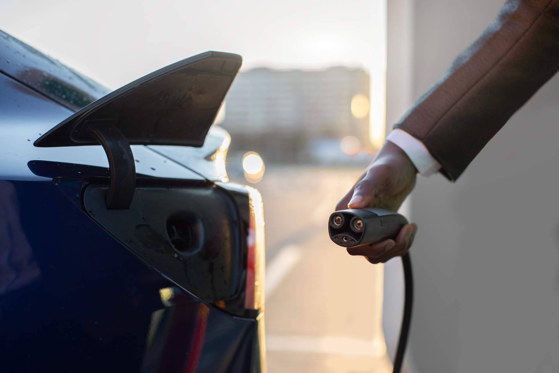 Jóvenes y expertos apuestan por la movilidad eléctrica para reducir las emisiones del transporte