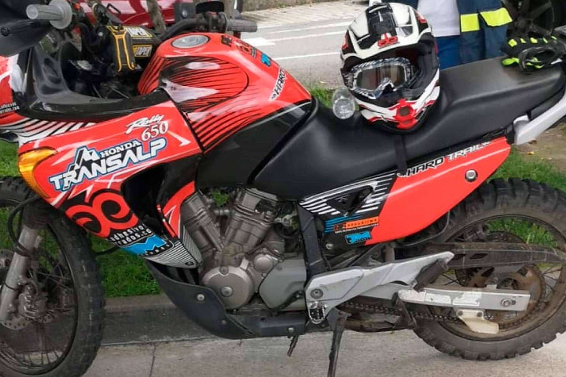 ADHESIVOSEMBARRADOS ofrece un kit de pegatinas personalizadas para moto