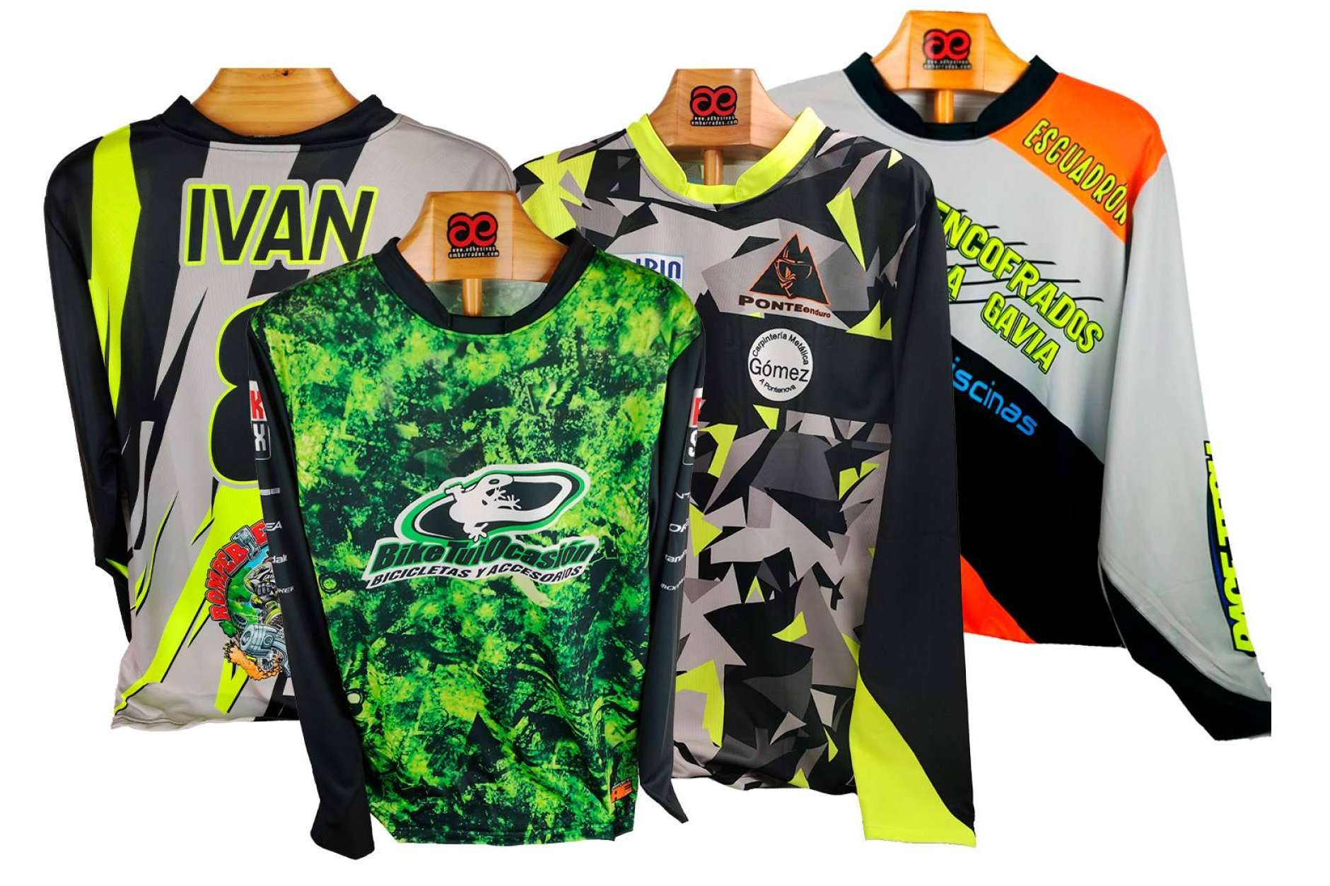 La línea de ropa personalizada que ofrece ADHESIVOSEMBARRADOS para los pilotos de moto