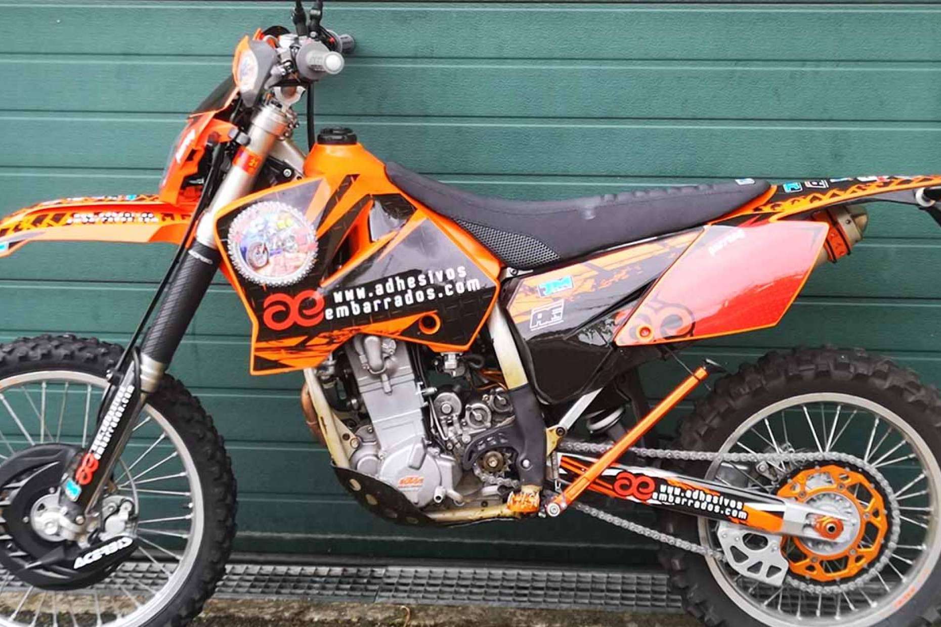 ADHESIVOSEMBARRADOS impulsa la personalización en adhesivos para moto