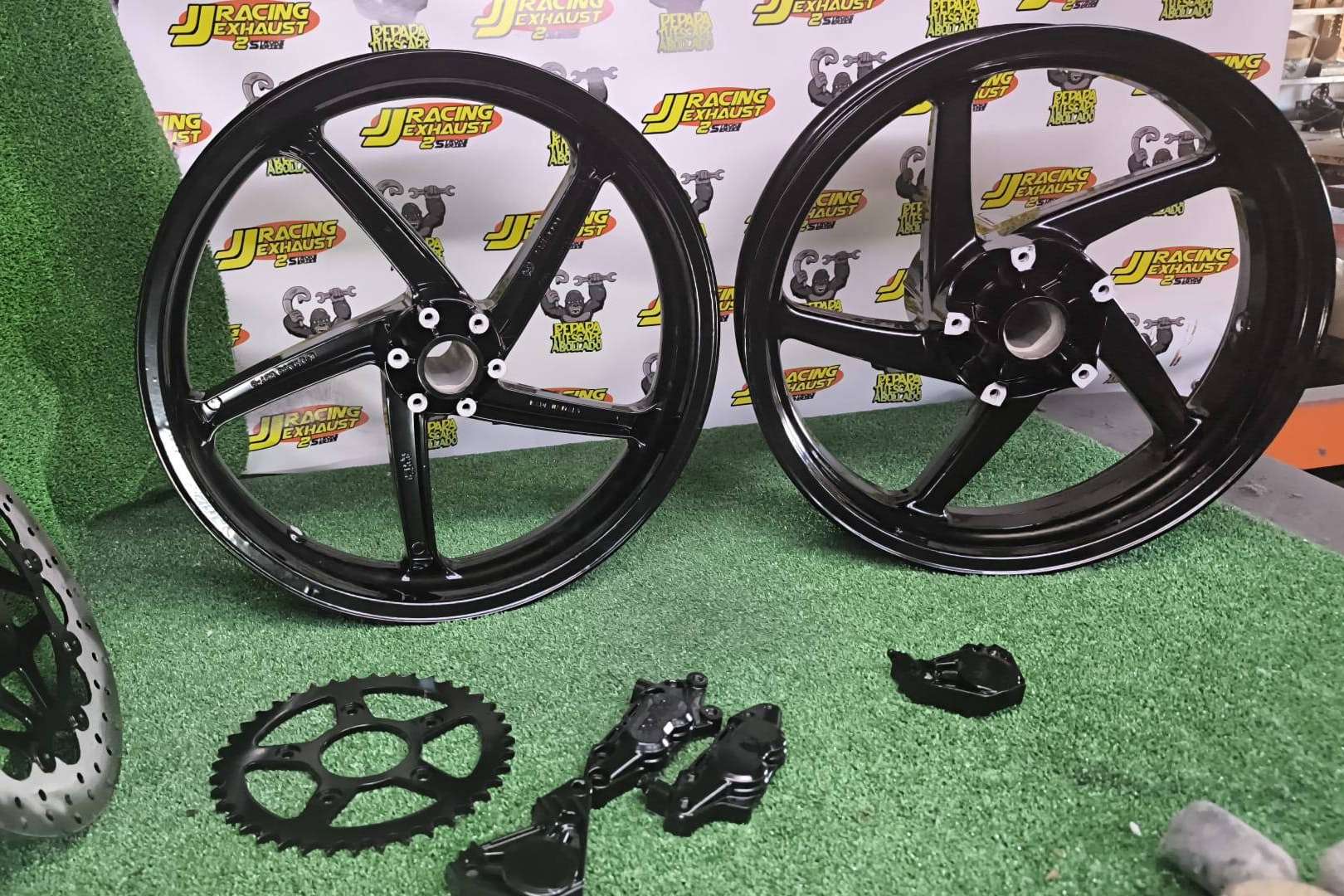 JJ Racing Coatings; Pintura en polvo al horno para restaurar y personalizar llantas y piezas de moto