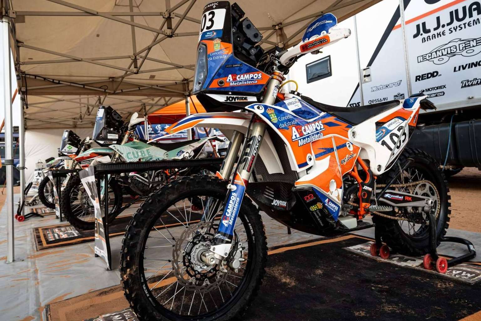 ADHESIVOSEMBARRADOS revoluciona el mercado de adhesivos para motos de enduro