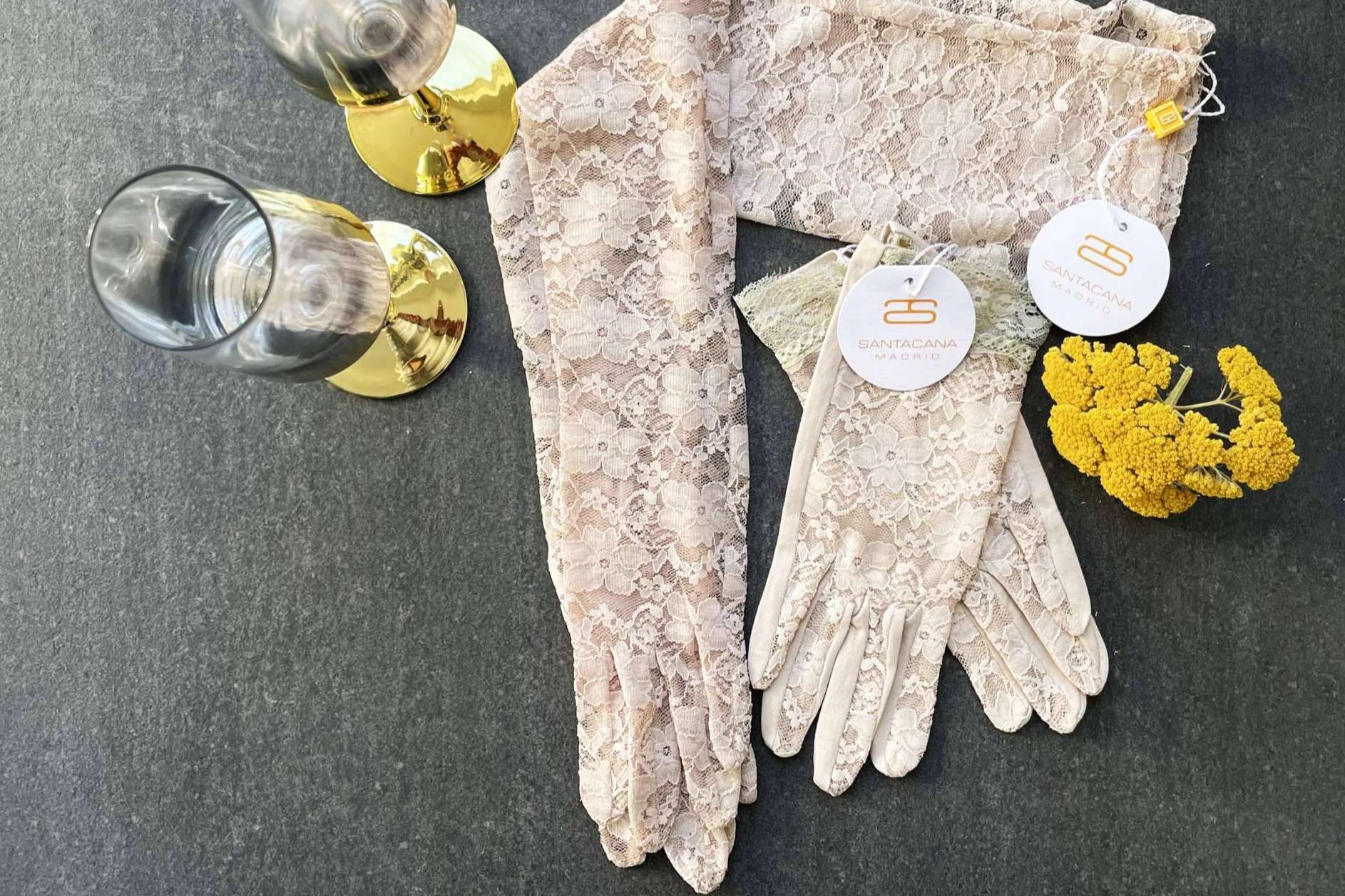 Ideas de regalos de Navidad, guantes para mujer y hombre con el sello artesanal de Santacana