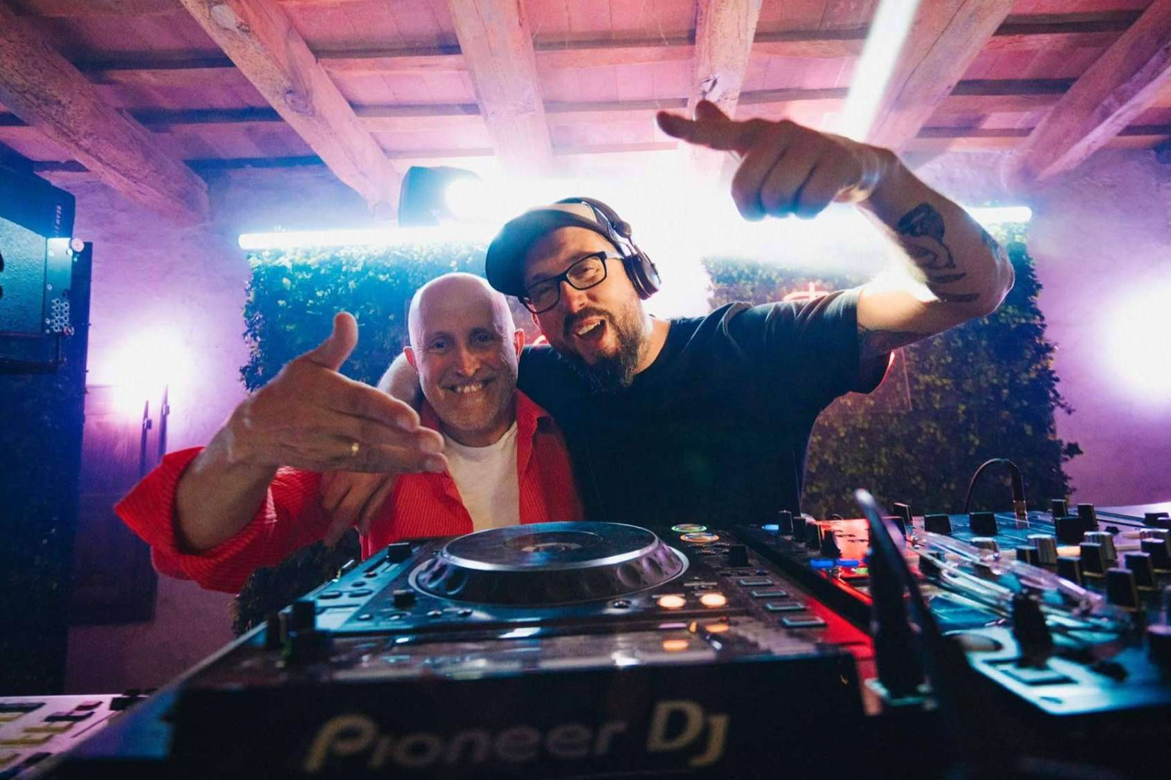 El alquiler de equipos de DJ de ASB Audiovisuals transforma bodas y eventos en experiencias inolvidables