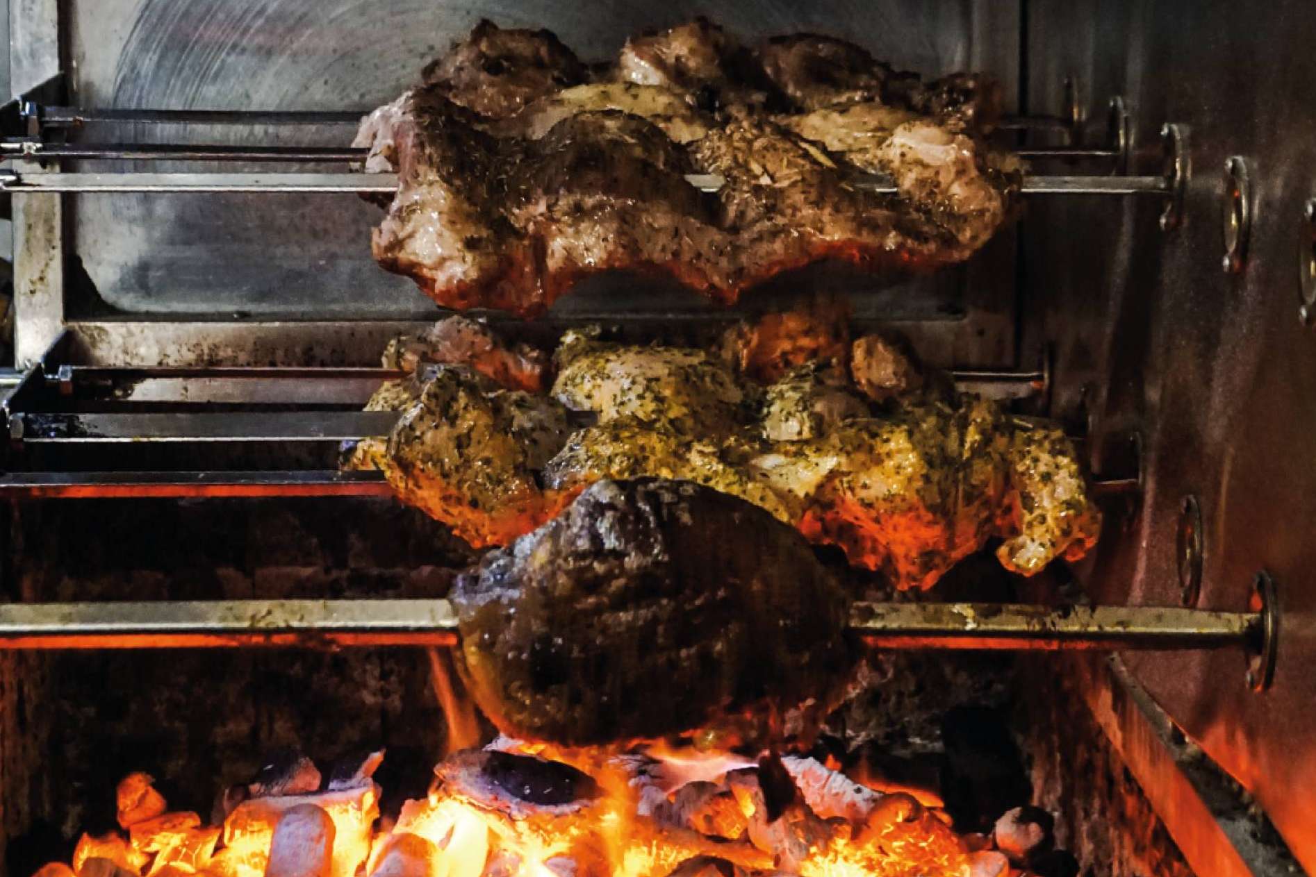 Los Espetinhos destaca por su variedad de carnes a la brasa y ambiente acogedor