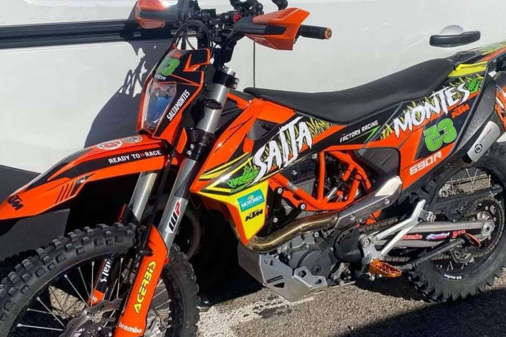 Diseño, resistencia y personalización; los adhesivos de motocross que conquistan el off-road