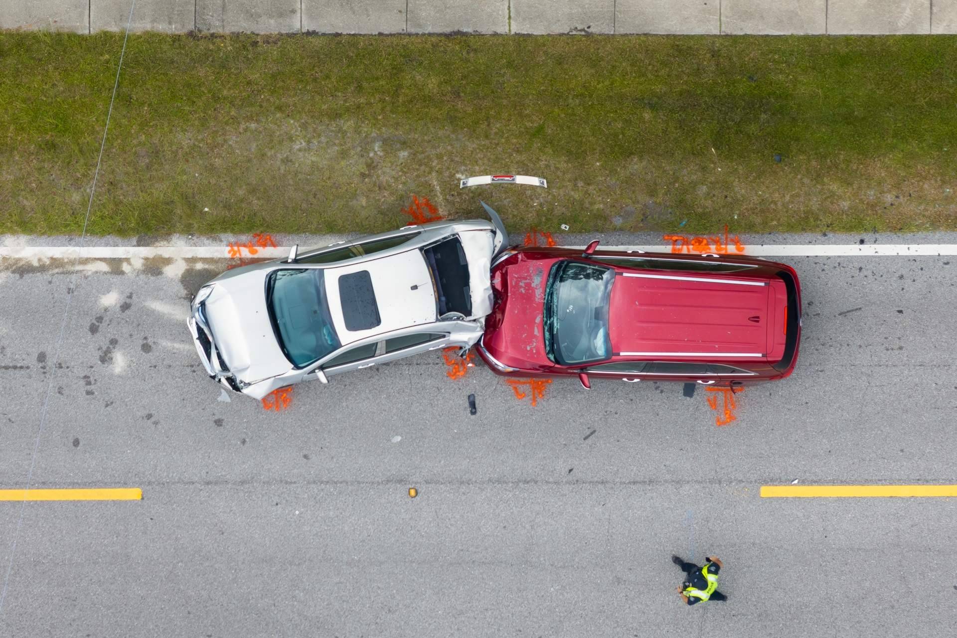 Accidente de coche con colisión múltiple, cómo actuar y qué derechos tienen los afectados