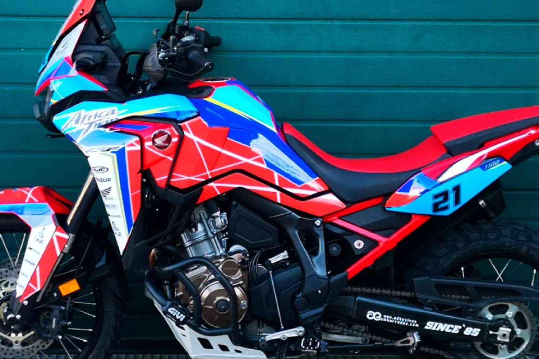 ADHESIVOSEMBARRADOS redefine el diseño de adhesivos personalizados para motos de campo