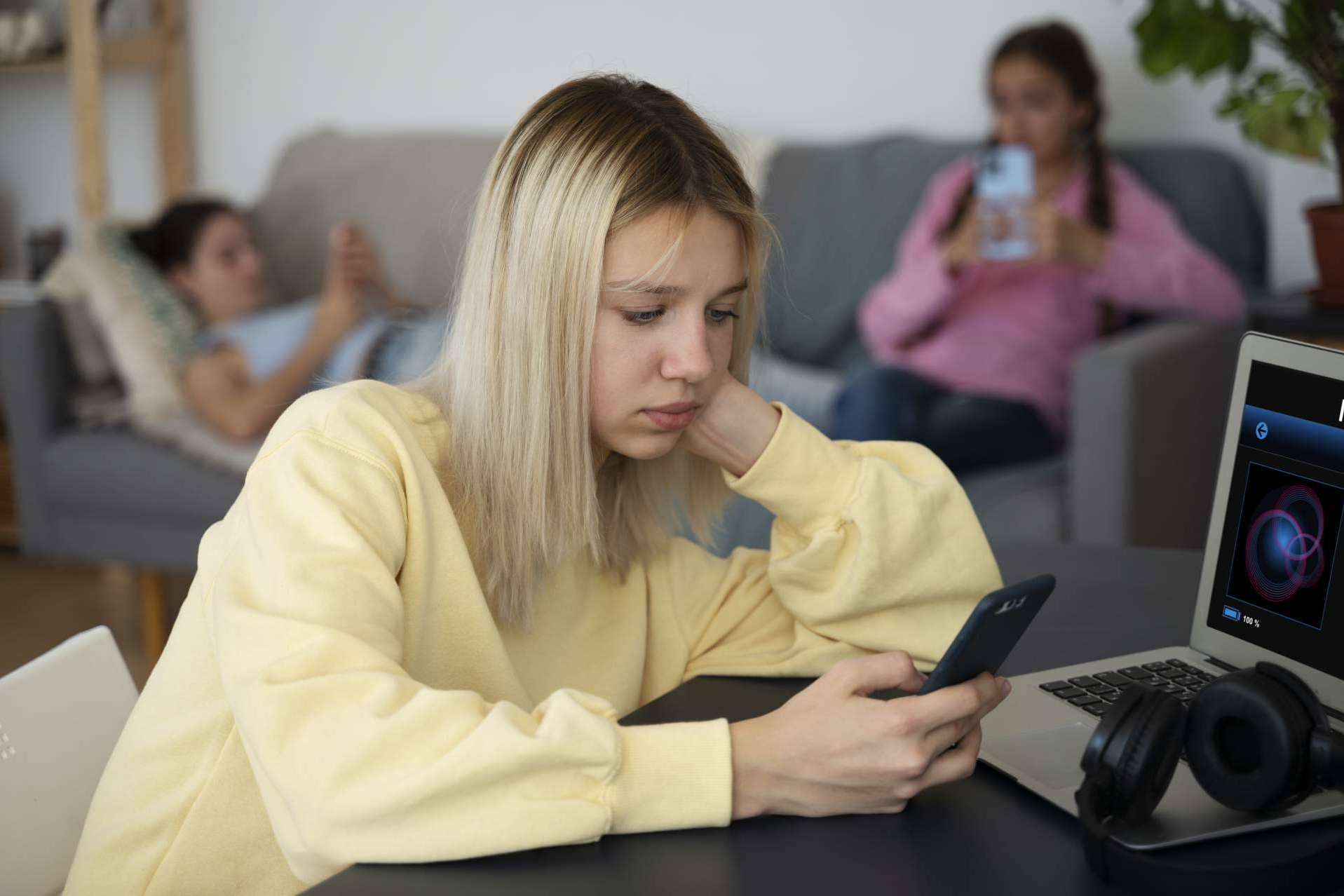 La era digital y su vínculo con el uso excesivo de dispositivos electrónicos