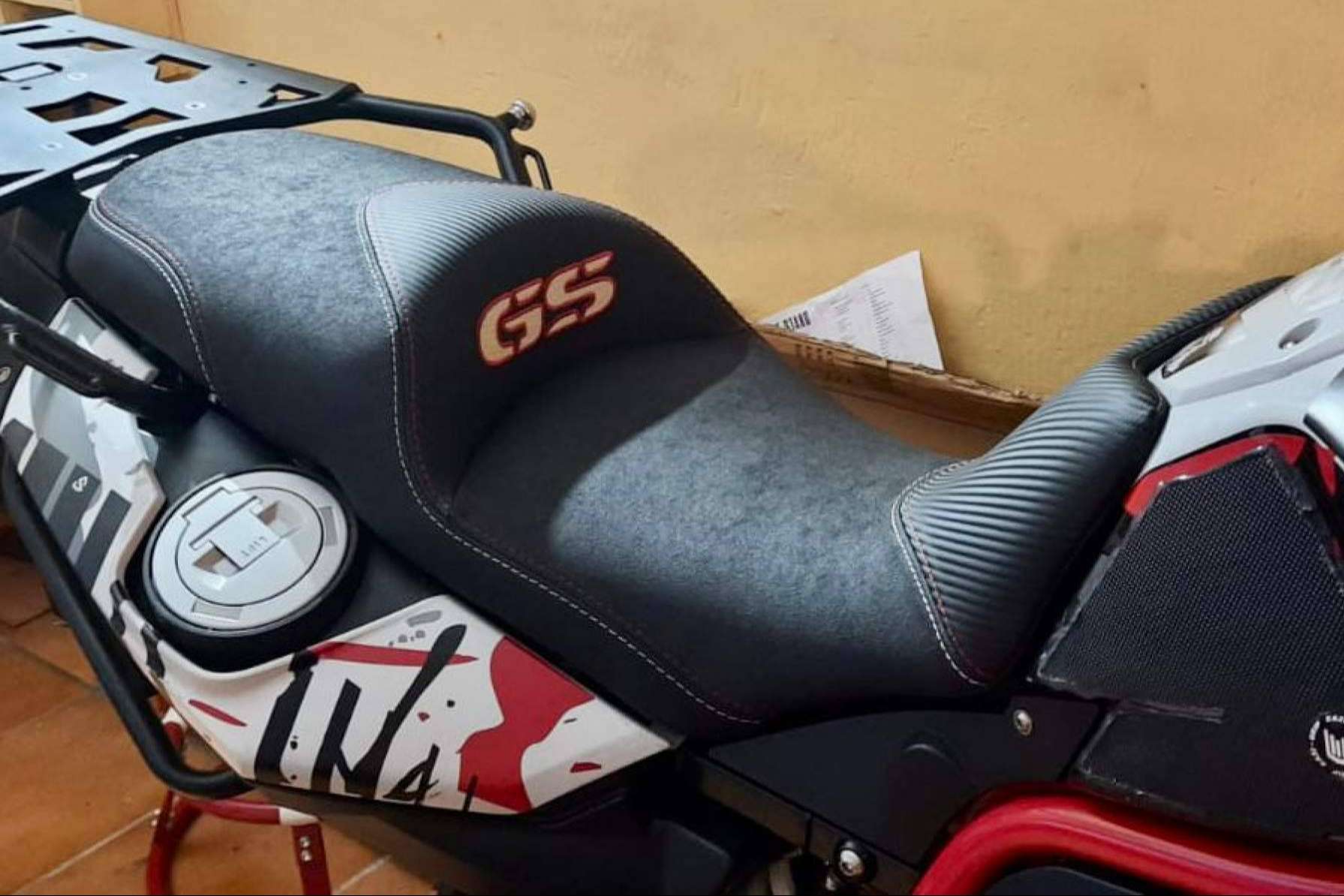 Tapizar asiento de moto con diseño personalizado, el valor diferencial de JM-FUNDAS