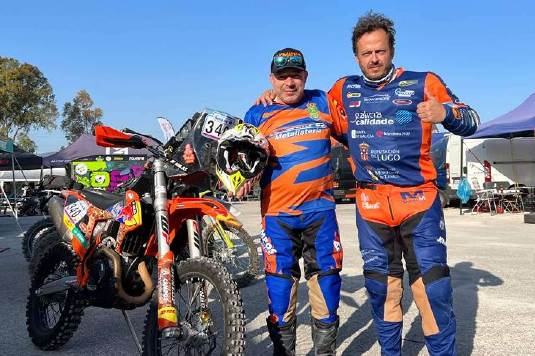 Equipaciones de motocross con diseño gráfico a medida en el catálogo de ADHESIVOSEMBARRADOS