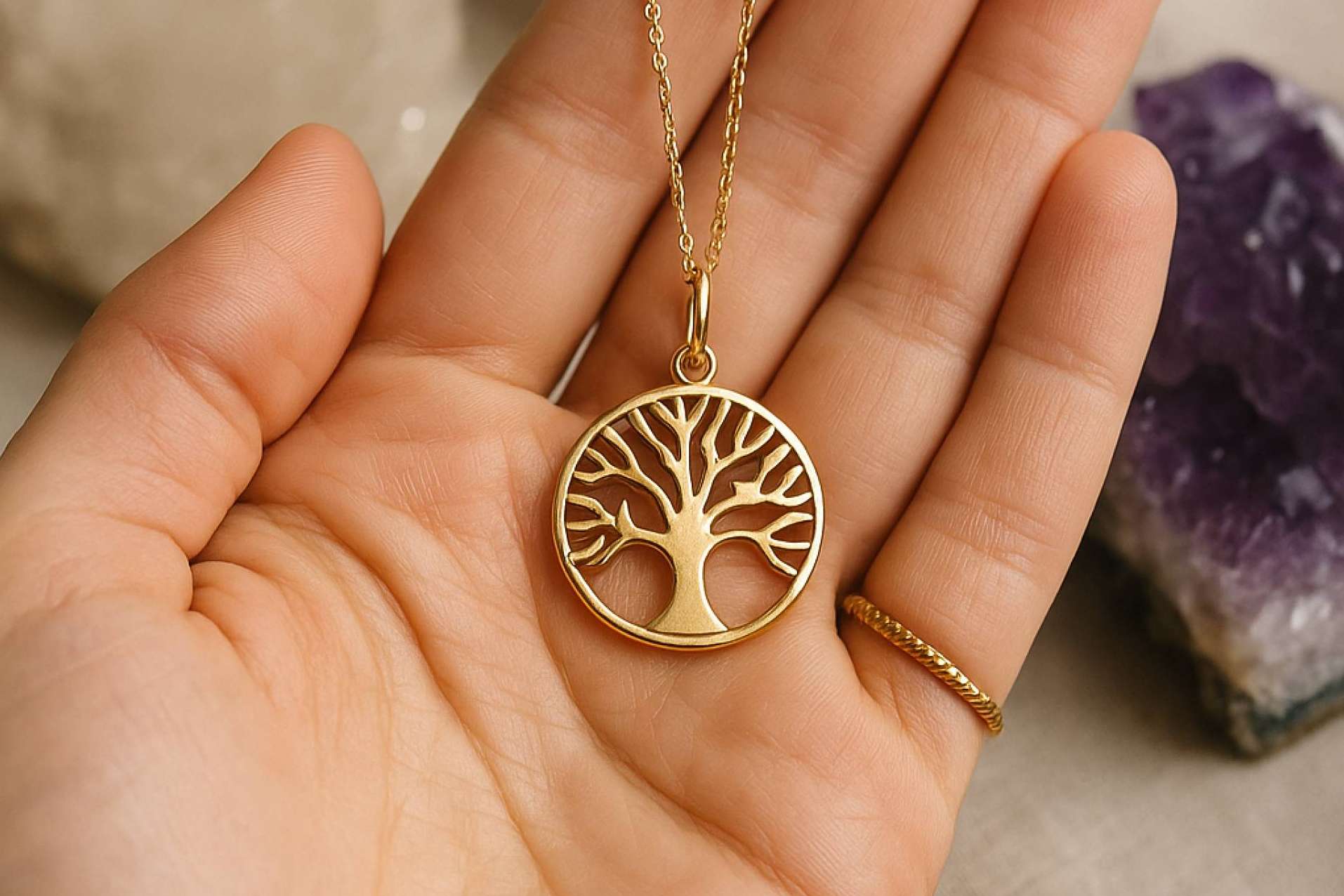 Estiloneu presenta su nueva colección de joyería espiritual y mística con piezas cargadas de simbolismo