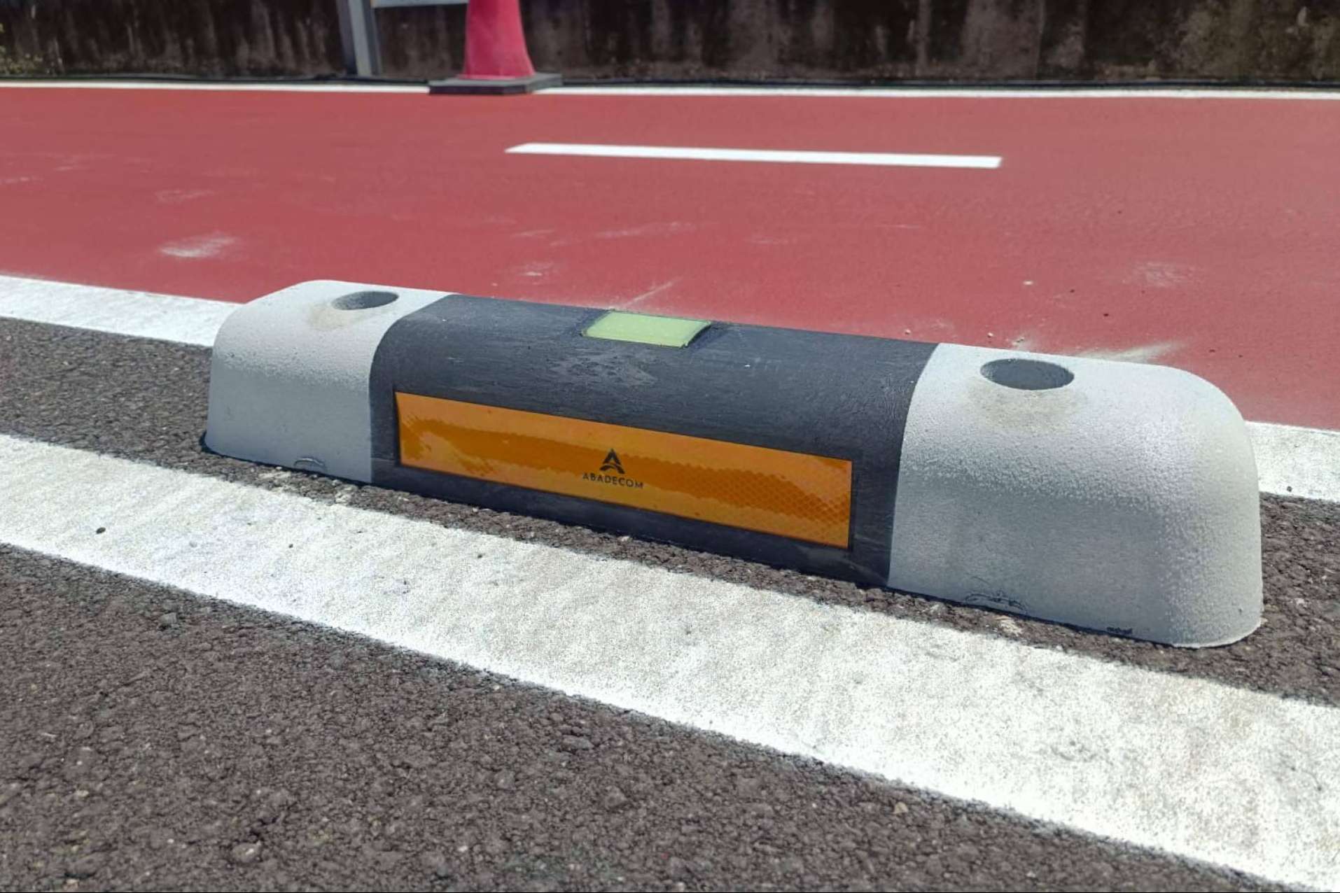 Abadecom refuerza la seguridad vial en Alicante con separadores fotoluminiscentes para carriles bici