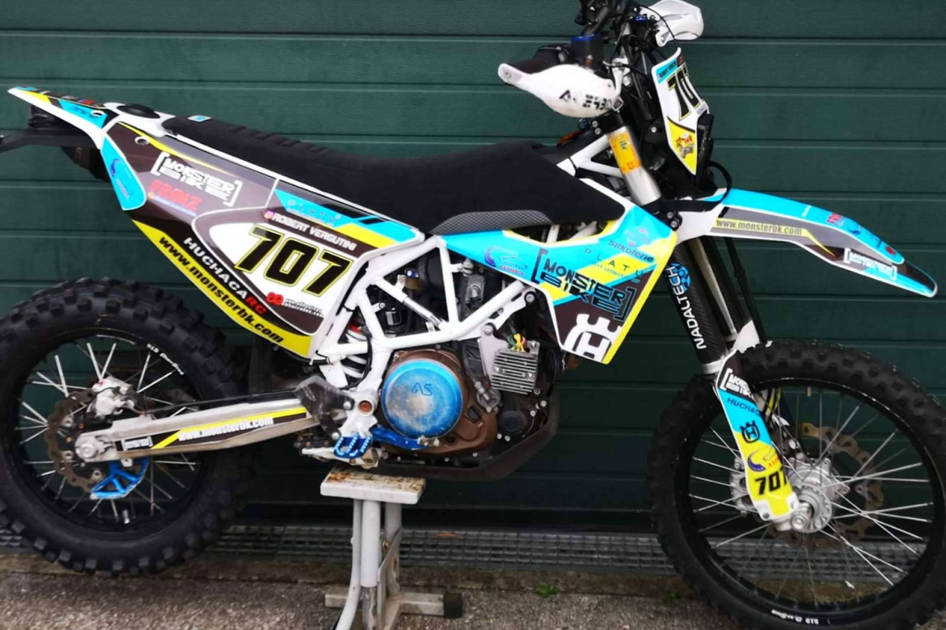 ADHESIVOSEMBARRADOS diseña kits adhesivos moto personalizables para el sector off-road