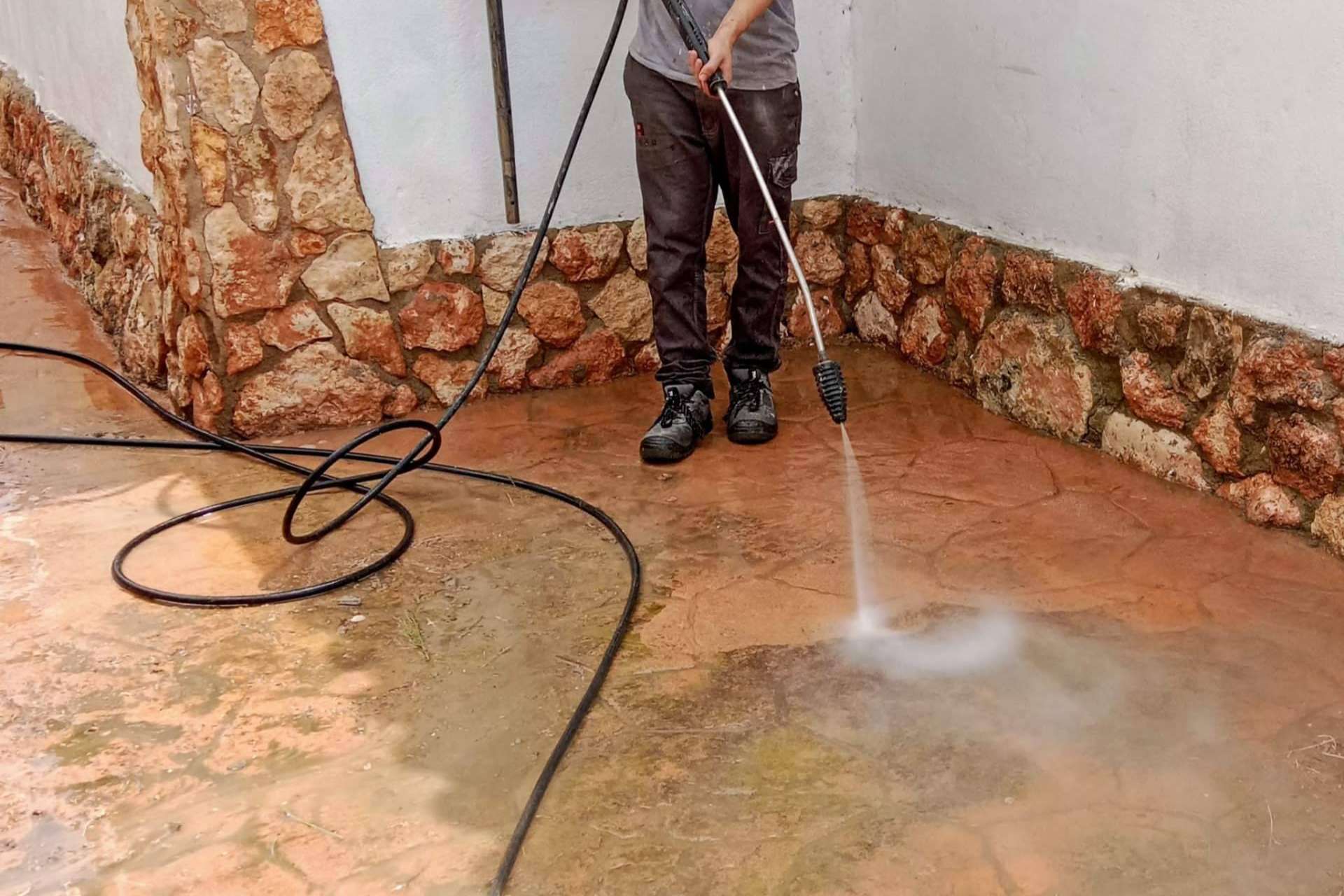 Serviarnau impulsa la renovación del hormigón impreso en Valencia con soluciones de limpieza y reparación
