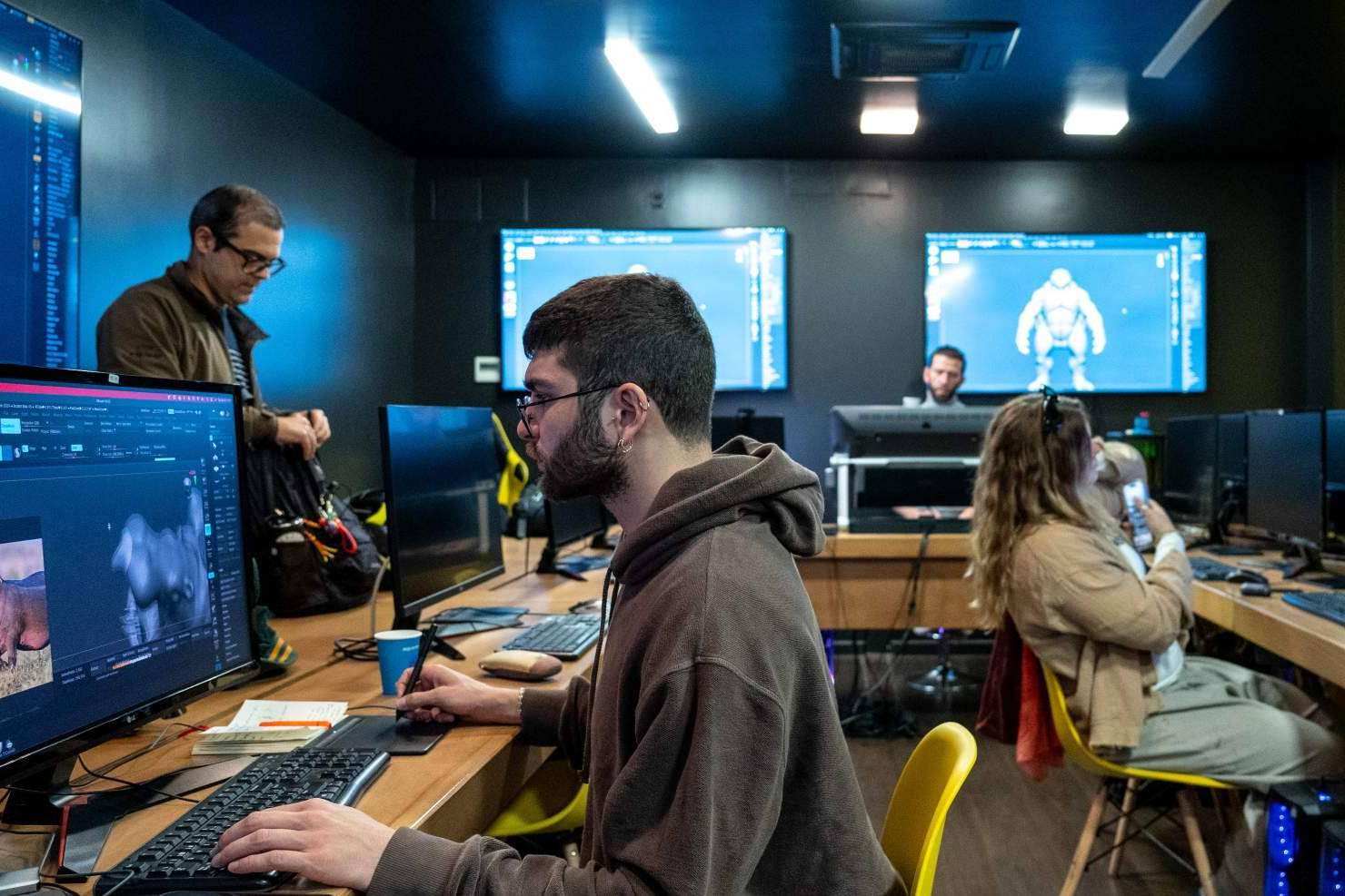 Varios estudiantes de Universal Arts School colaboran en el proyecto Army Moves Overdrive
