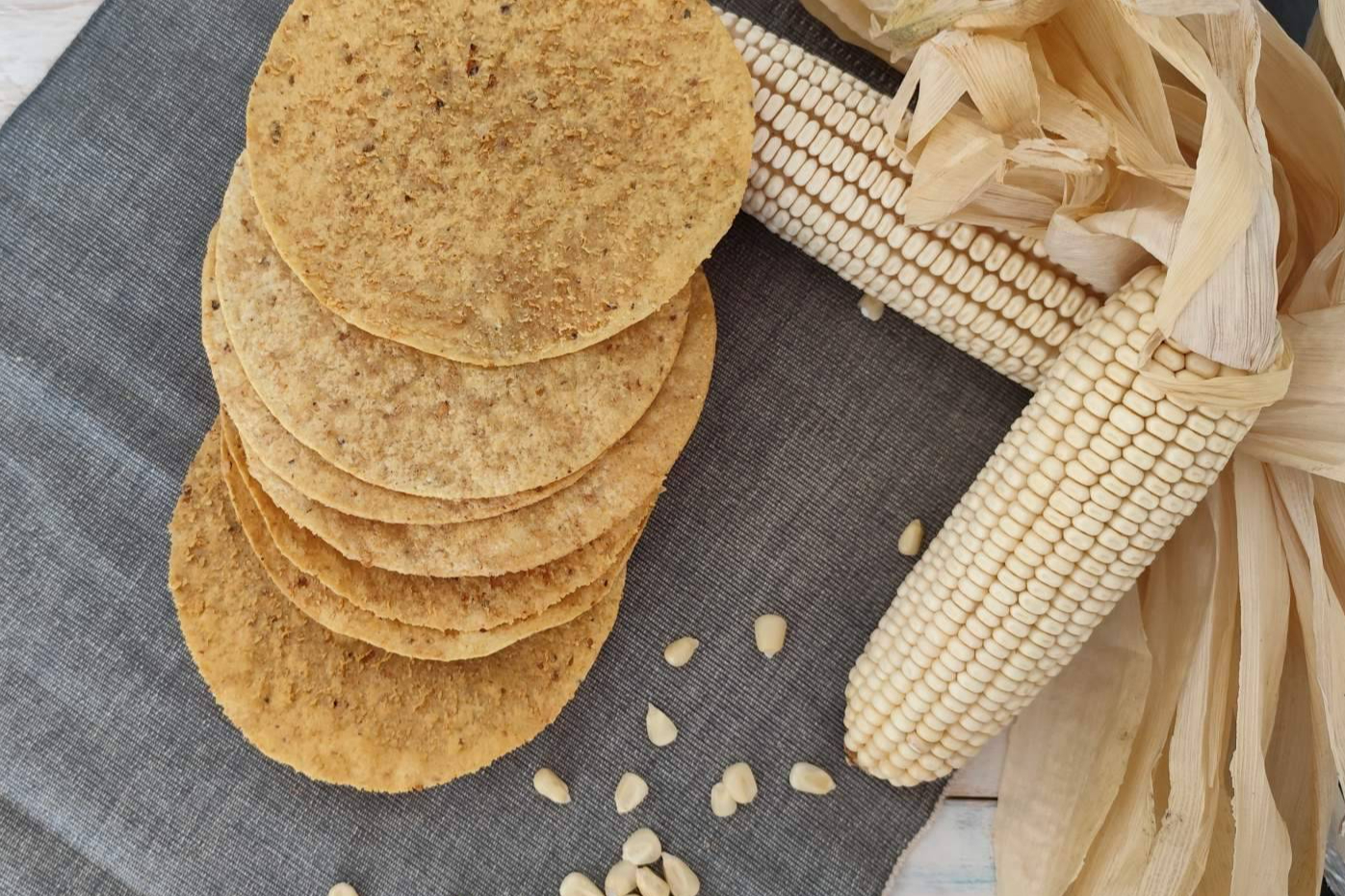 Crujientes, auténticas y versátiles; así son las tostadas de maíz de Maíz Maya