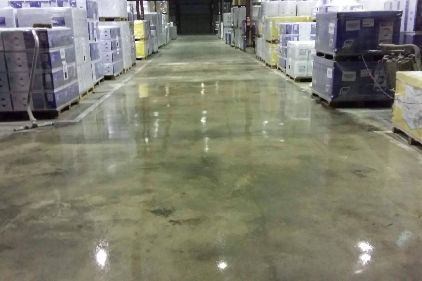 Rendimiento y estética en pavimentos industriales gracias al micro pulido de Serviarnau
