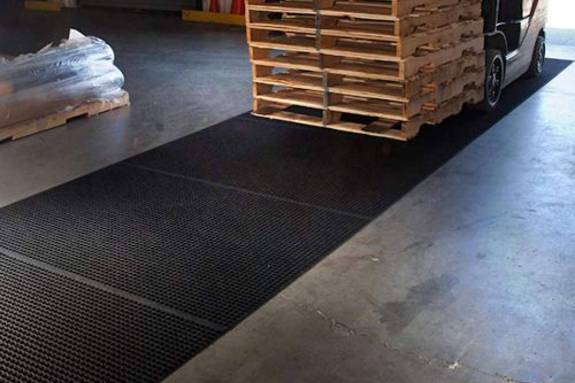Alfombras desinfectantes para talleres; resistencia y seguridad en zonas de carga y descarga