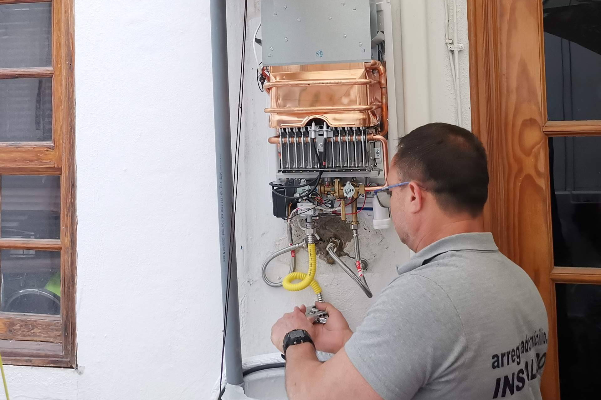 Arreglo a Domicilio garantiza la reparación de calentadores y termos en Tenerife con técnicos certificados